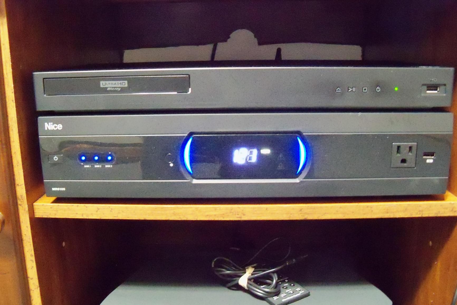 Panamax MR5100 MR5100 11-Outlet Home Theater Power Management with Surge Protection and Power Conditioning,Color customer photo 1
