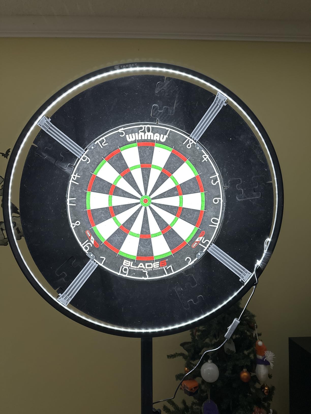 Target Darts Corona Vision Dartboard Lighting System, Black Frame | White LED Dart Board Surround Ring Light with Magnetic Feet | Shadow Eliminating Dartboard Light | Professional Darts Accessories customer photo 1