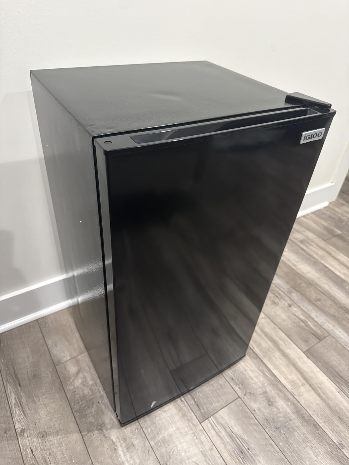 Igloo 3.2 Cu.Ft. Mini Fridge with Freezer - Single Door Compact Refrigerator with Glass Shelves for Homes, Dorms & Offices - Keep Snacks, Drinks & Frozen Foods Cool with Temperature Control Mini Fridge customer photo 1