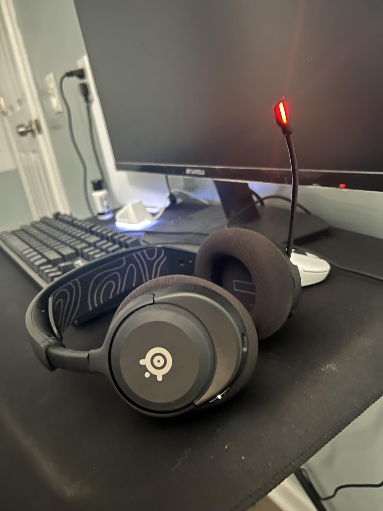 SteelSeries Arctis Nova 5 Wireless Multi-System Gaming Headset — Neodymium Magnetic Drivers — 100+ Audio Presets — 60 HR Battery — 2.4GHz or BT — ClearCast Gen2.X Mic — PC, PS5, PS4, Switch, Mobile customer photo 2