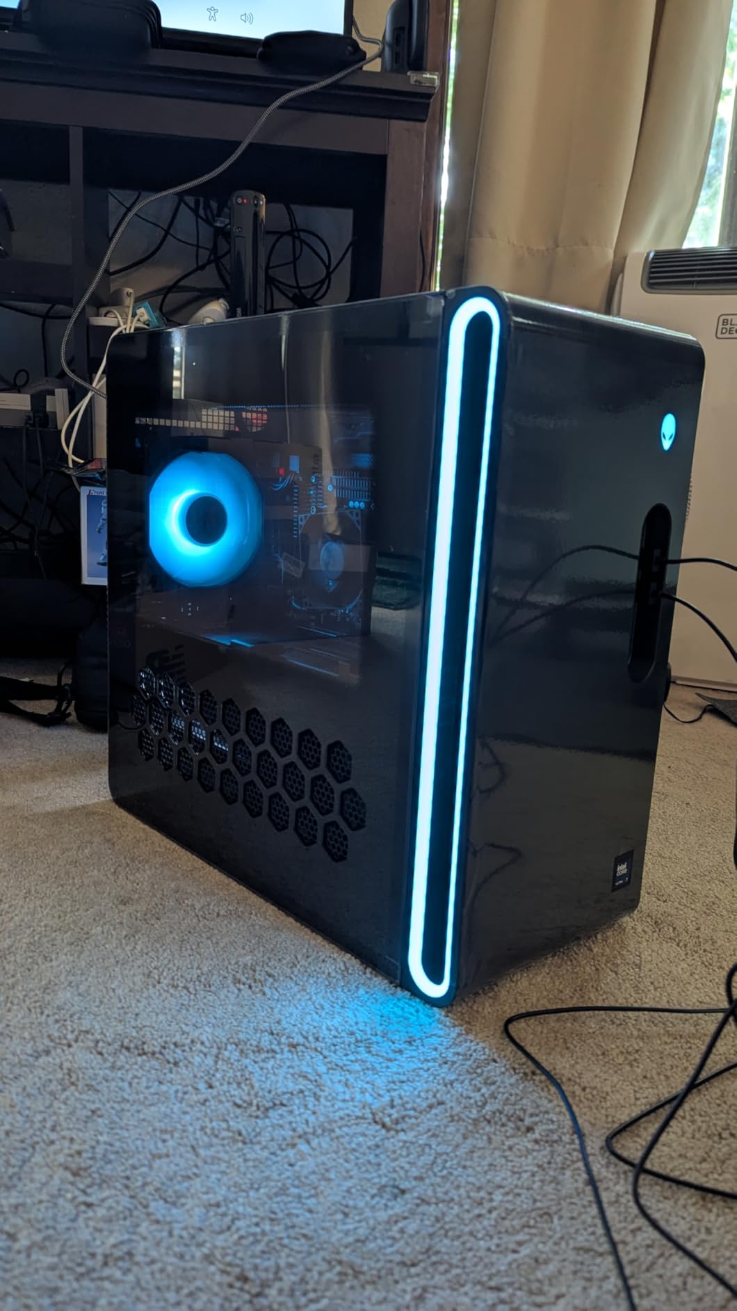 Alienware Aurora Gaming Desktop, RTX 5070, Intel Core Ultra 7 265F customer photo 1