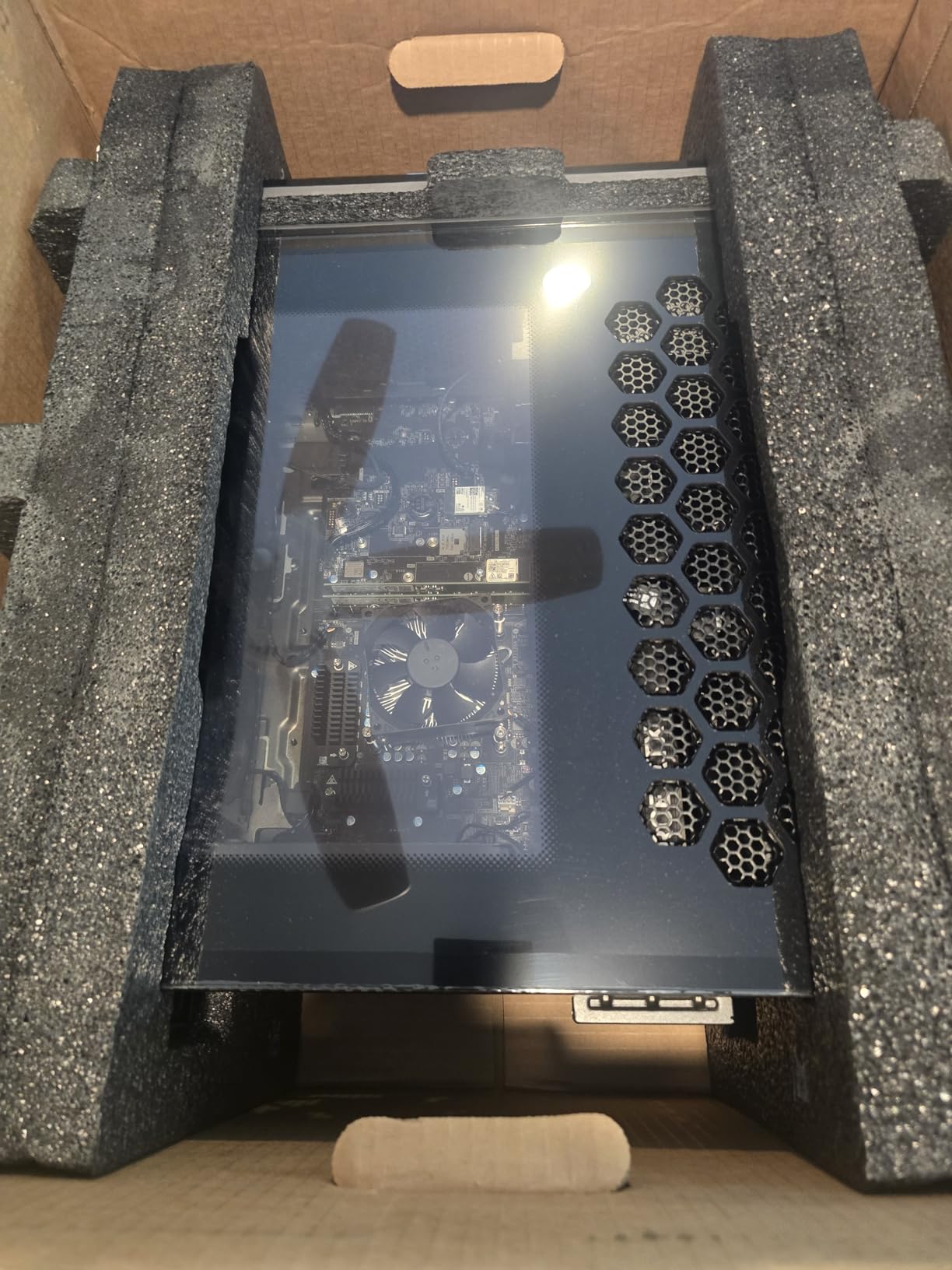 Alienware Aurora Gaming Desktop, RTX 5070, Intel Core Ultra 7 265F customer photo 2