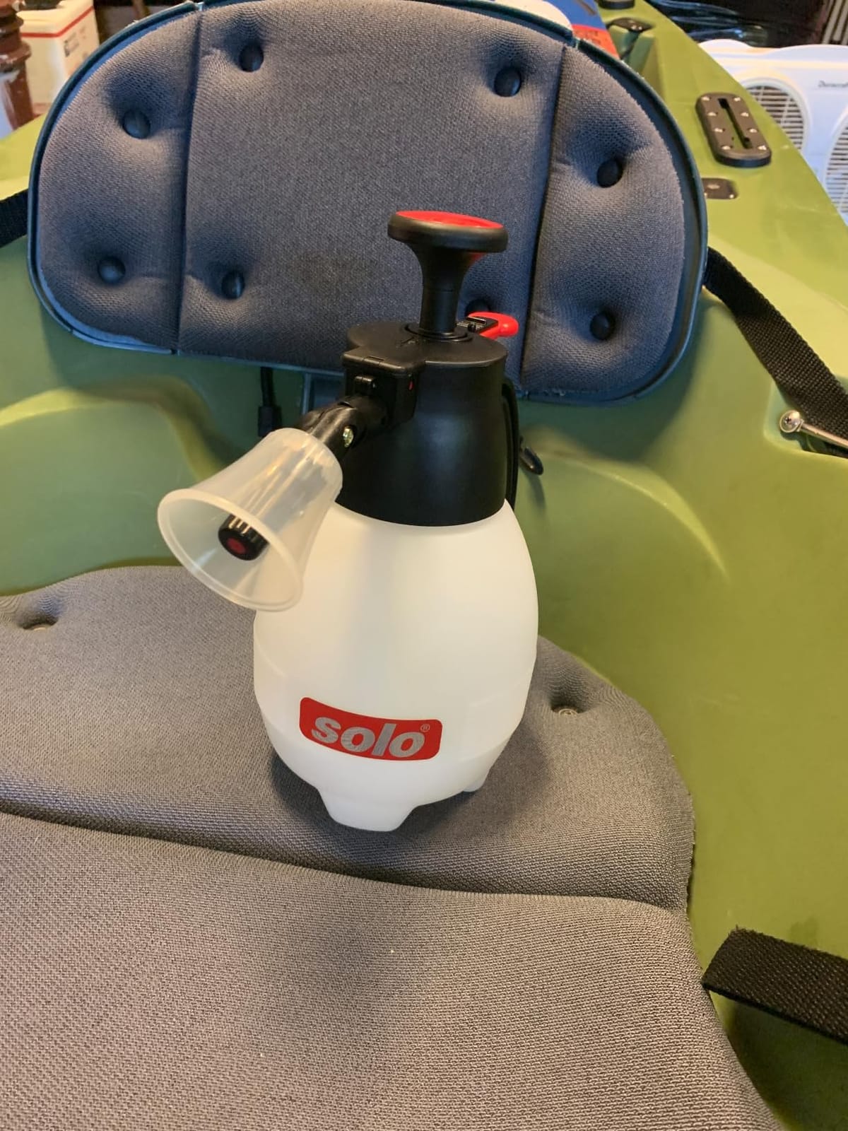 SOLO 418 One-Hand Pressure Sprayer, 1-Liter, Ergonomic Grip for Gardening, Fertilizing, Cleaning & General Use Spraying customer photo 2