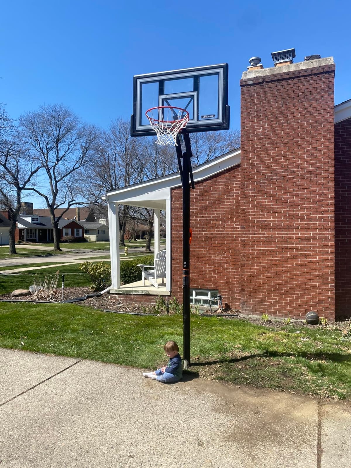 Lifetime 1084 Height Adjustable In Ground Basketball System, 50 Inch Shatterproof Backboard customer photo 2