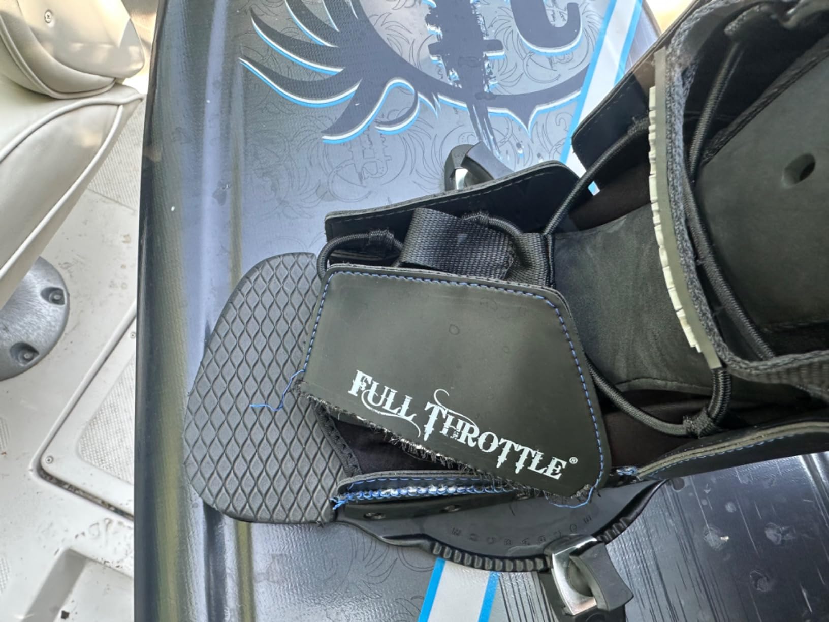 Full Throttle Aqua Extreme Wakeboard Kit (Black/Blue, 55.1 x 21.6-Inch/ 140cm x 42cm) customer photo 2