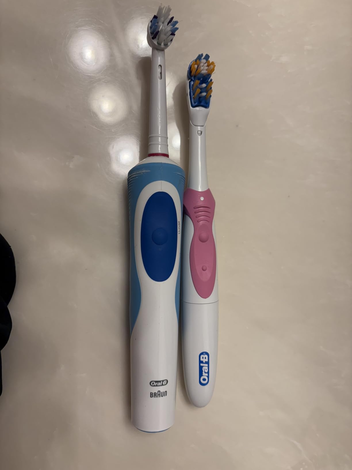 Oral-B 3D White Action Power Toothbrush, 1 Count (Colors May Vary), Multi-colored customer photo 1