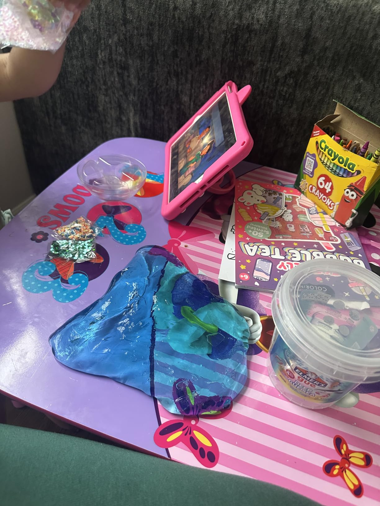Delta Children - Disney Minnie Mouse Kids Table and Chair Set 3- Piece Set (2 Chairs Included) - Ideal for Arts & Crafts, Snack Time, Homework & More, Pink customer photo 1