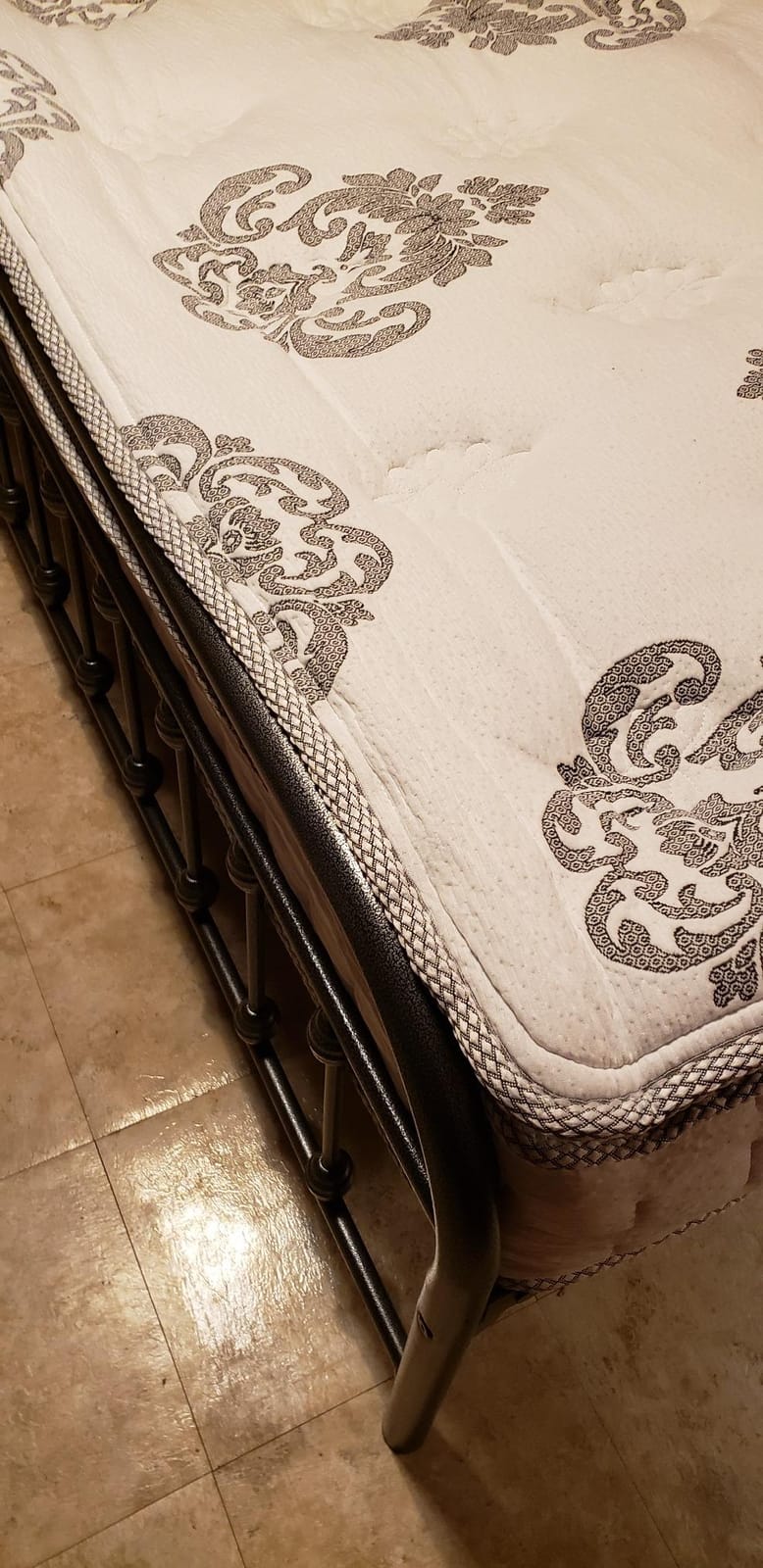 Classic Brands Mercer Cool Gel Memory Foam and Innerspring Hybrid 12-Inch Pillow Top Mattress, Mattress in a Box, Full customer photo 2