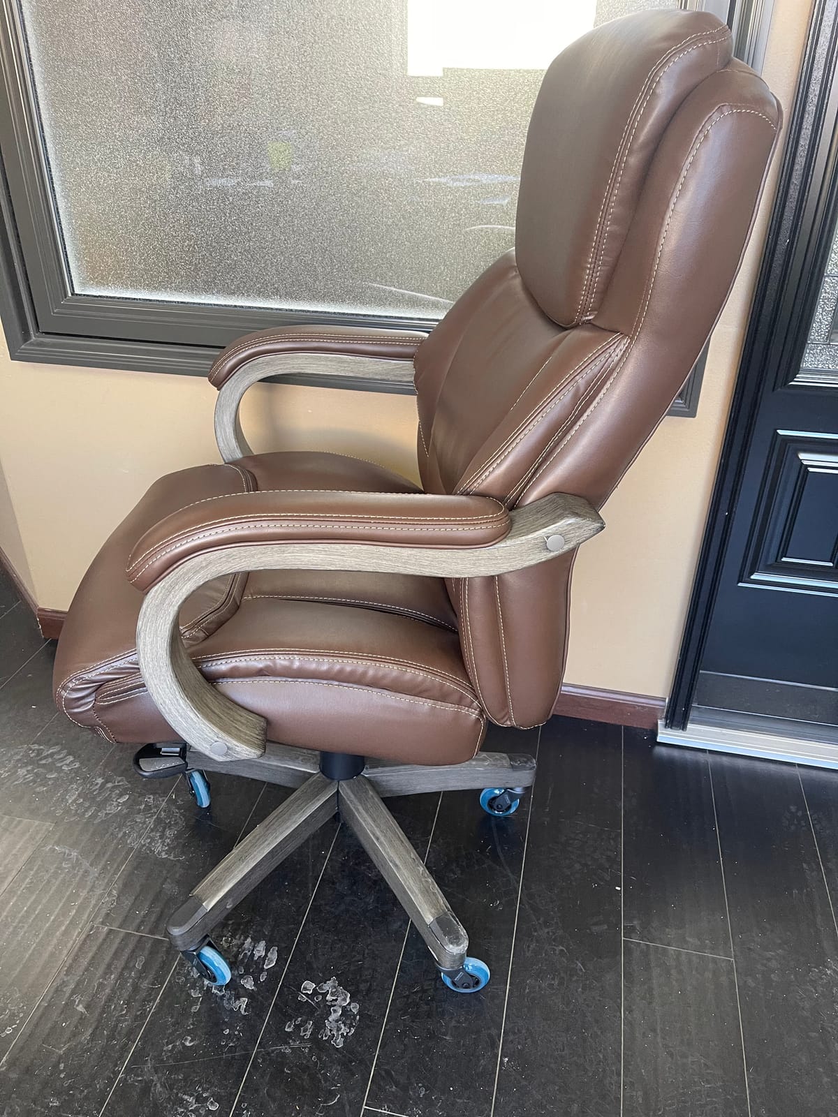 La-Z-Boy Big and Tall Executive Office Chair Lumbar Support, Leather Chair | Delano, Wood Arms Base, 350lb Capacity Home Office Chair, Memory Foam Seat Cushion, Adjustable Height & Tilt, Chestnut Brown customer photo 2