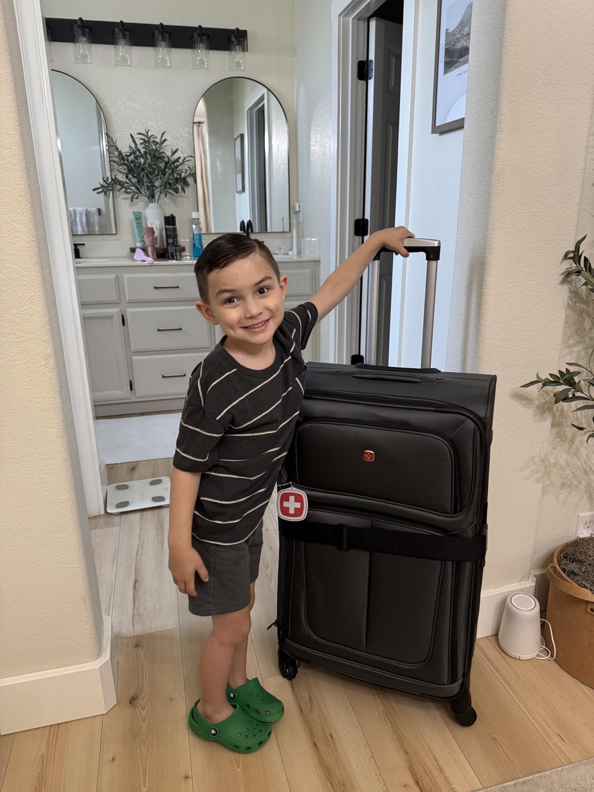 SwissGear Sion Softside Expandable Spinner Luggage Durable Lightweight Travel Suitcase, Black, Checked-Large customer photo 1