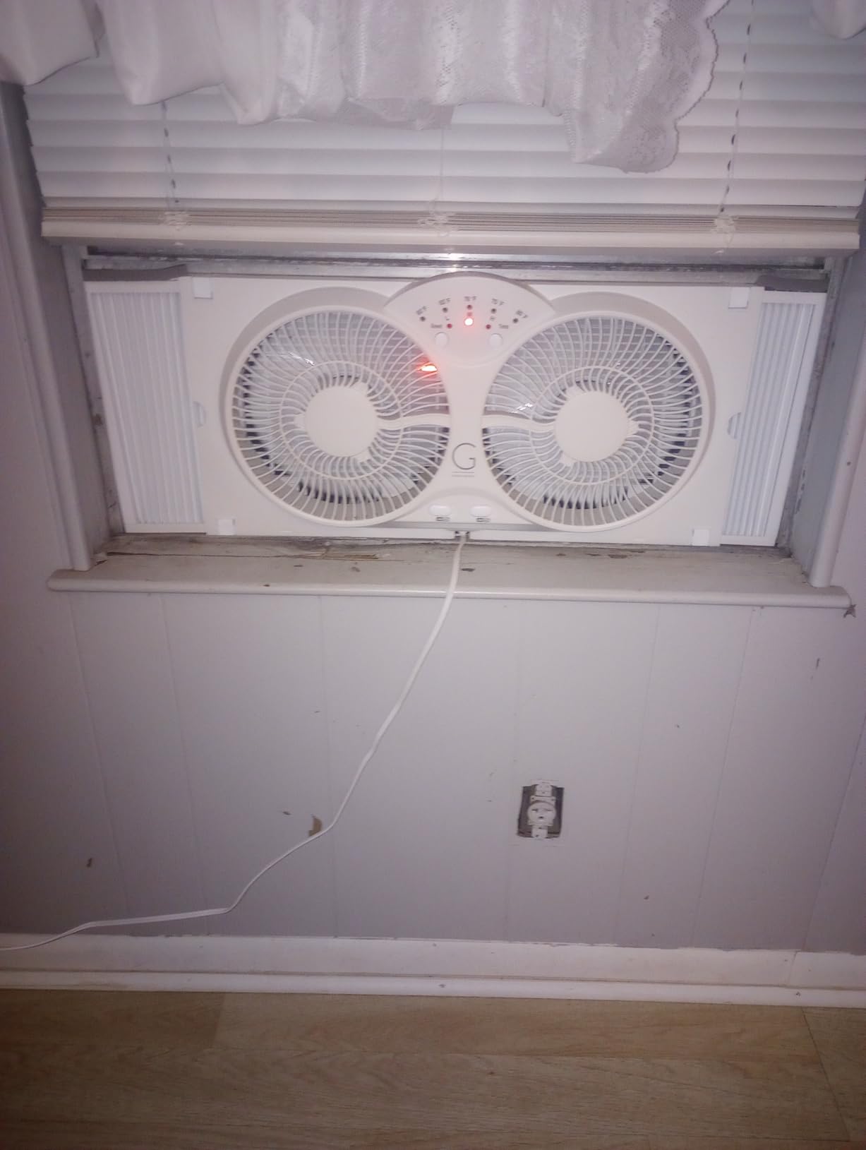 Genesis Twin Fan High Velocity Reversible AirFlow Fan, LED Indicator Lights Adjustable Thermostat & Max Cool Technology, ETL Certified, White (A1WINDOWFAN) customer photo 1