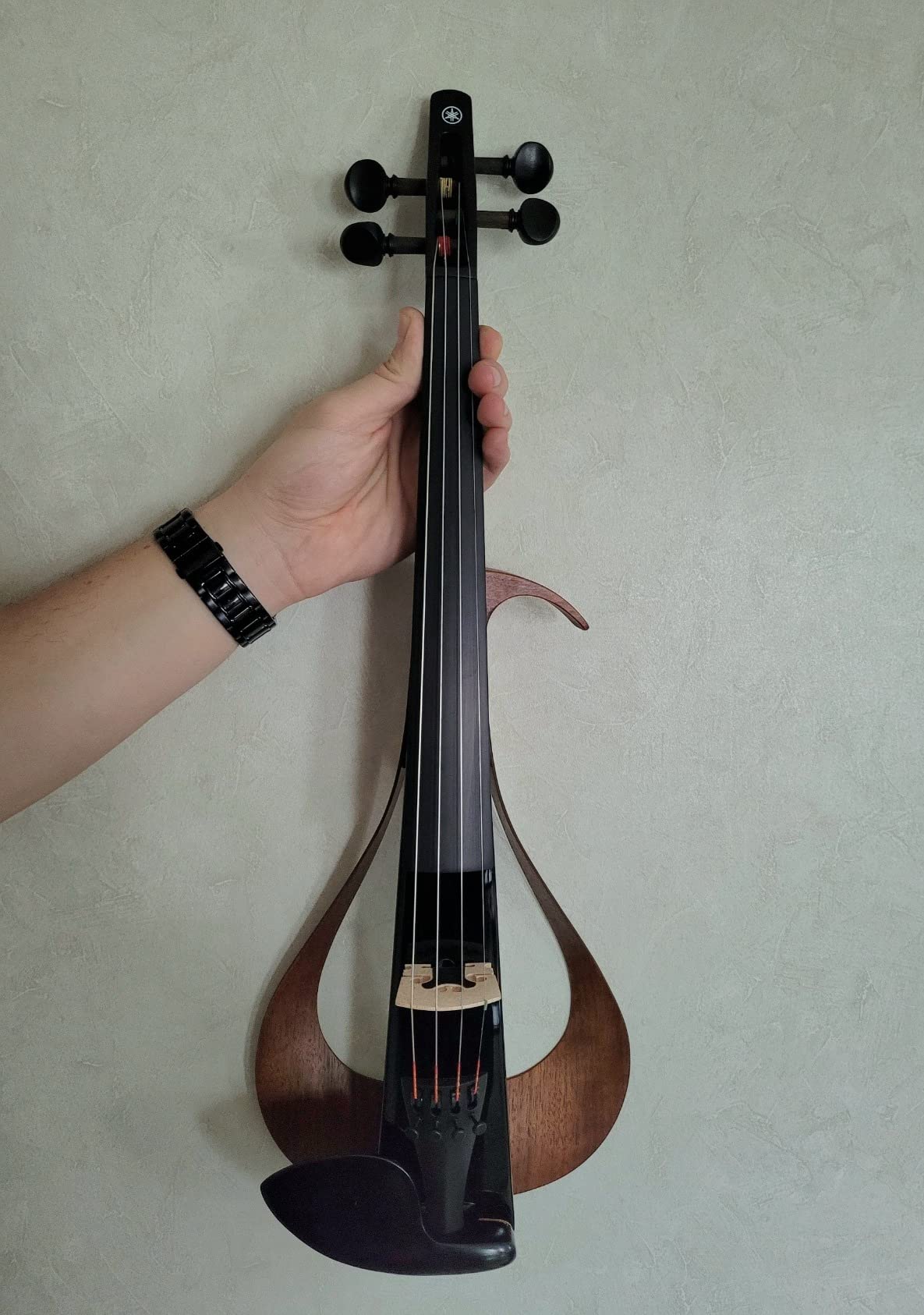 Yamaha YEV104BL Electric Violin, Black, 4 String customer photo 1