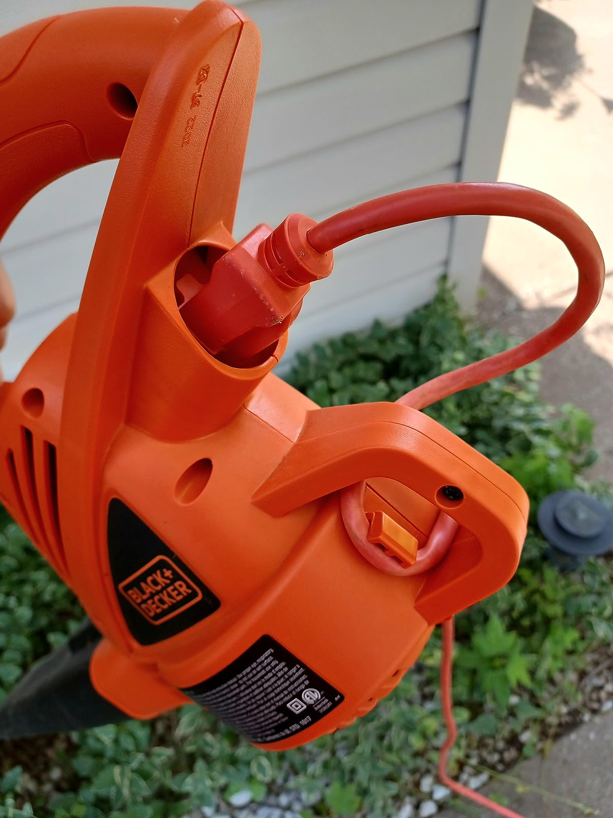 BLACK+DECKER Electric Leaf Blower, Handheld Blowers for Lawn Care, Lightweight, 180 MPH 180 CFM, 7-Amp, Corded (LB700) customer photo 2