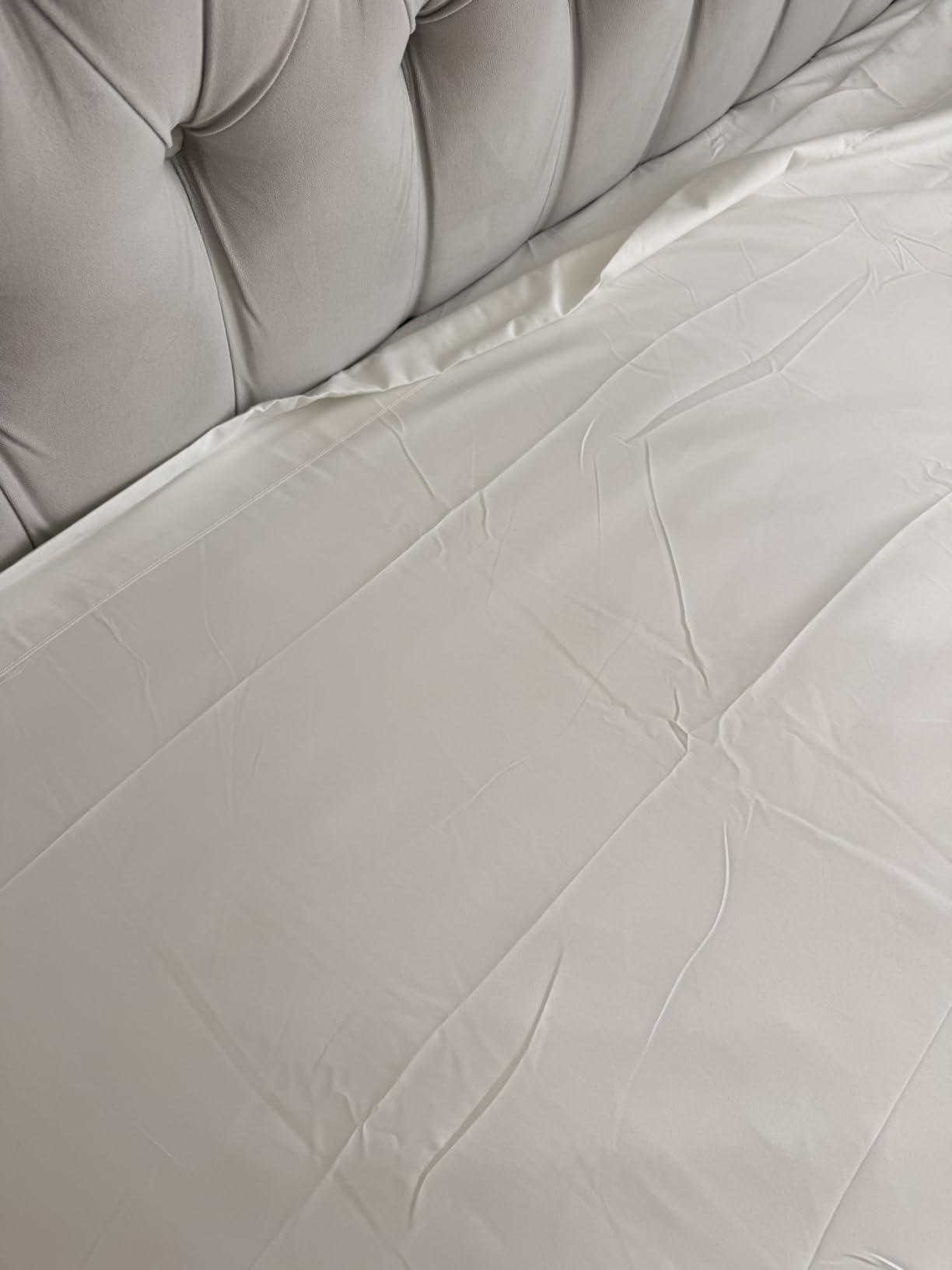 Queen Size 4 Piece Sheet Set - Comfy Breathable & Cooling Sheets - White customer photo 2