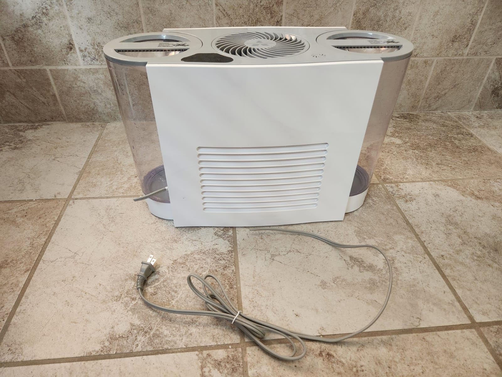 Vornado EVDC500 Energy Smart Evaporative Humidifier with 2 Gallon Dual Tank Capacity, LED Display, Automatic Shut-off, Electronic Humidistat, 4 Fan Speeds for Large Rooms up to 1000 sq ft customer photo 1