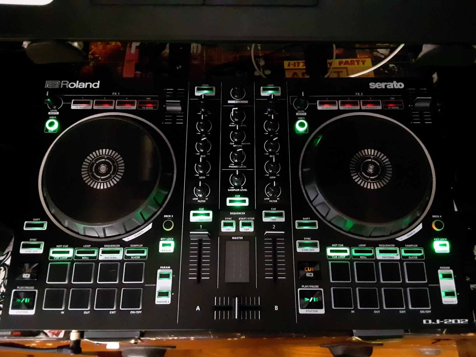 Roland DJ-202 Compact DJ Controller customer photo 2