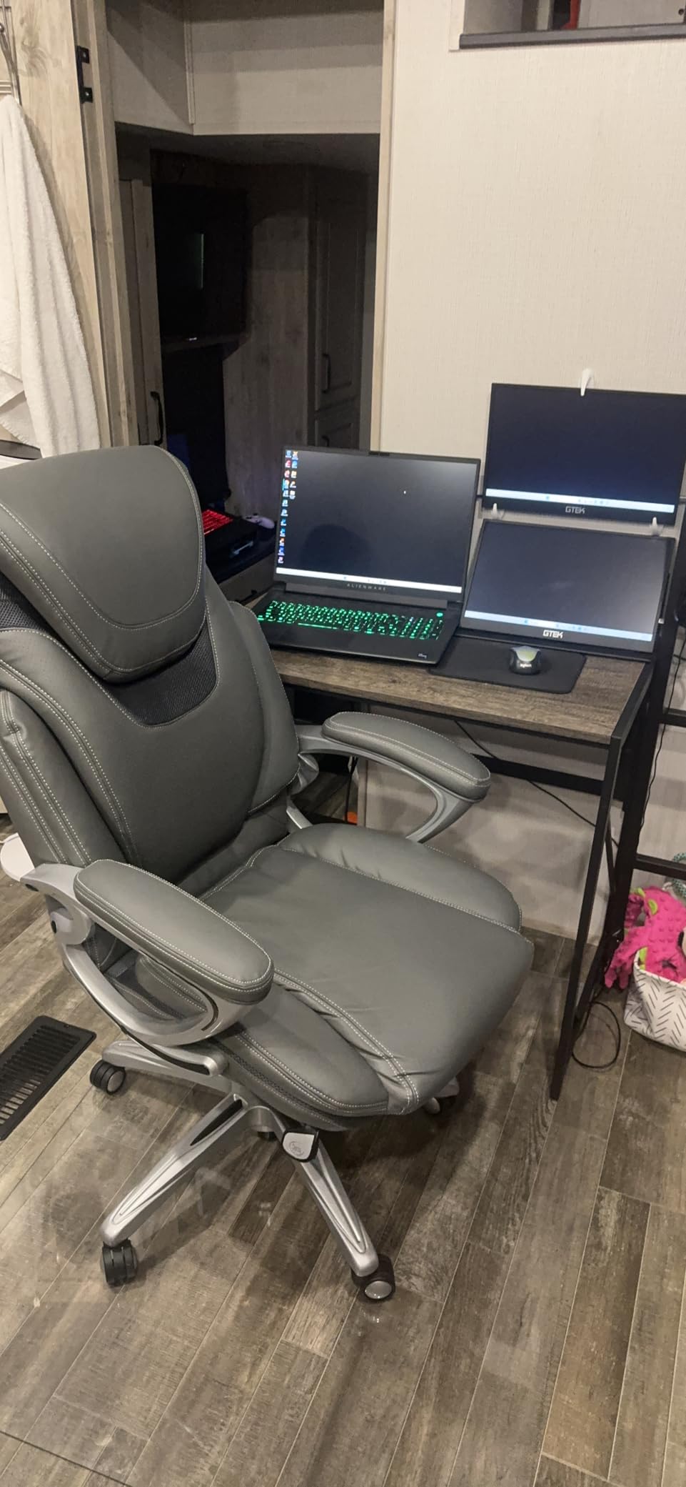 Serta Bryce Executive Office Chair, Ergonomic Computer Desk Chairs with Patented AIR Lumbar Support, Comfy Body Pillows, Height Adjustable, Swivel Base with Wheels, Bonded Leather, Black customer photo 2