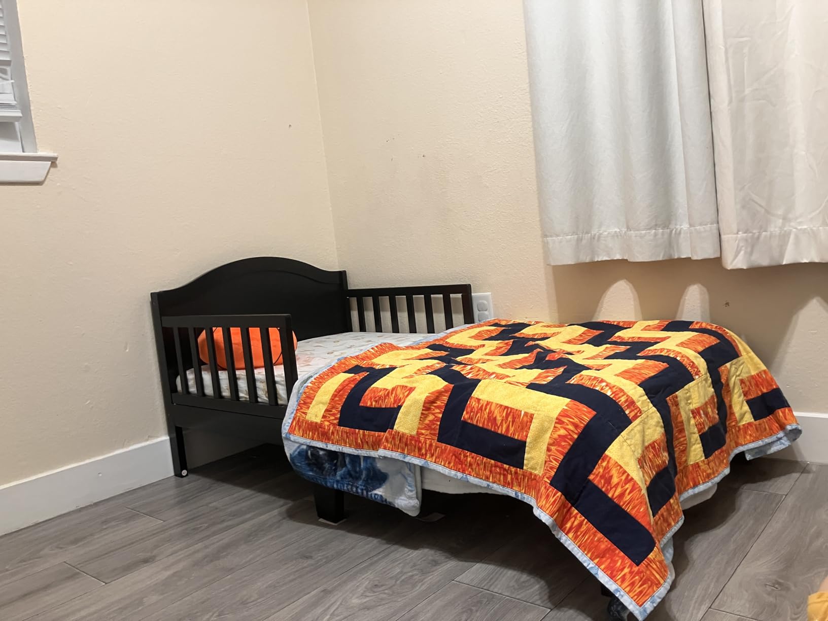 Dream On Me Sydney Toddler Bed, GREENGUARD Gold, Pinewood, Black customer photo 1