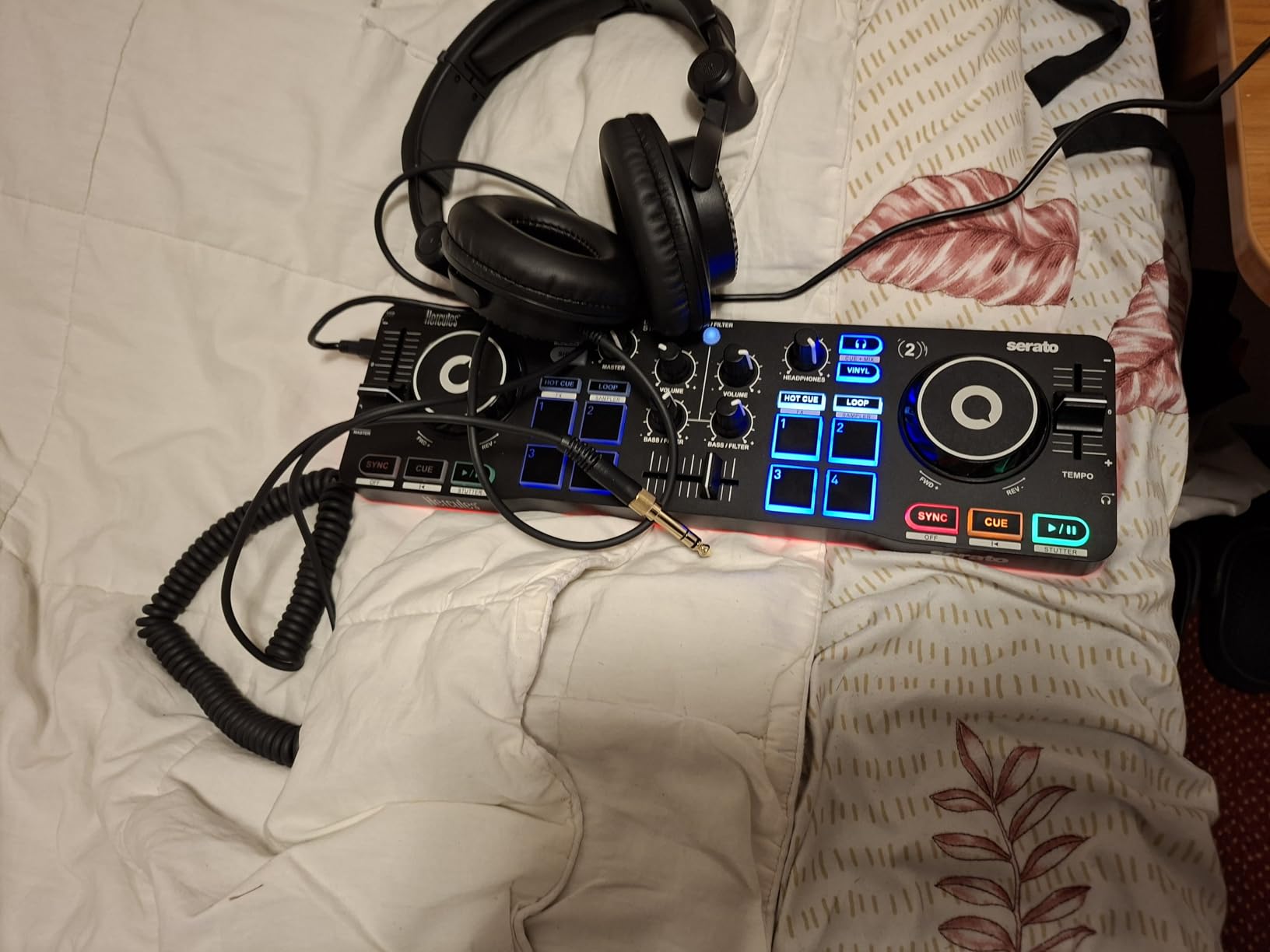Hercules DJControl Starlight | Pocket USB DJ Controller with Serato DJ Lite, Touch-Sensitive Jog Wheels, Built-in Sound Card and Built-in Light Show | Ultra-compact 2-channel DJ controller with Serato DJ Lite, touch-sensitive jog wheels, RGB lighting, and built-in audio customer photo 2