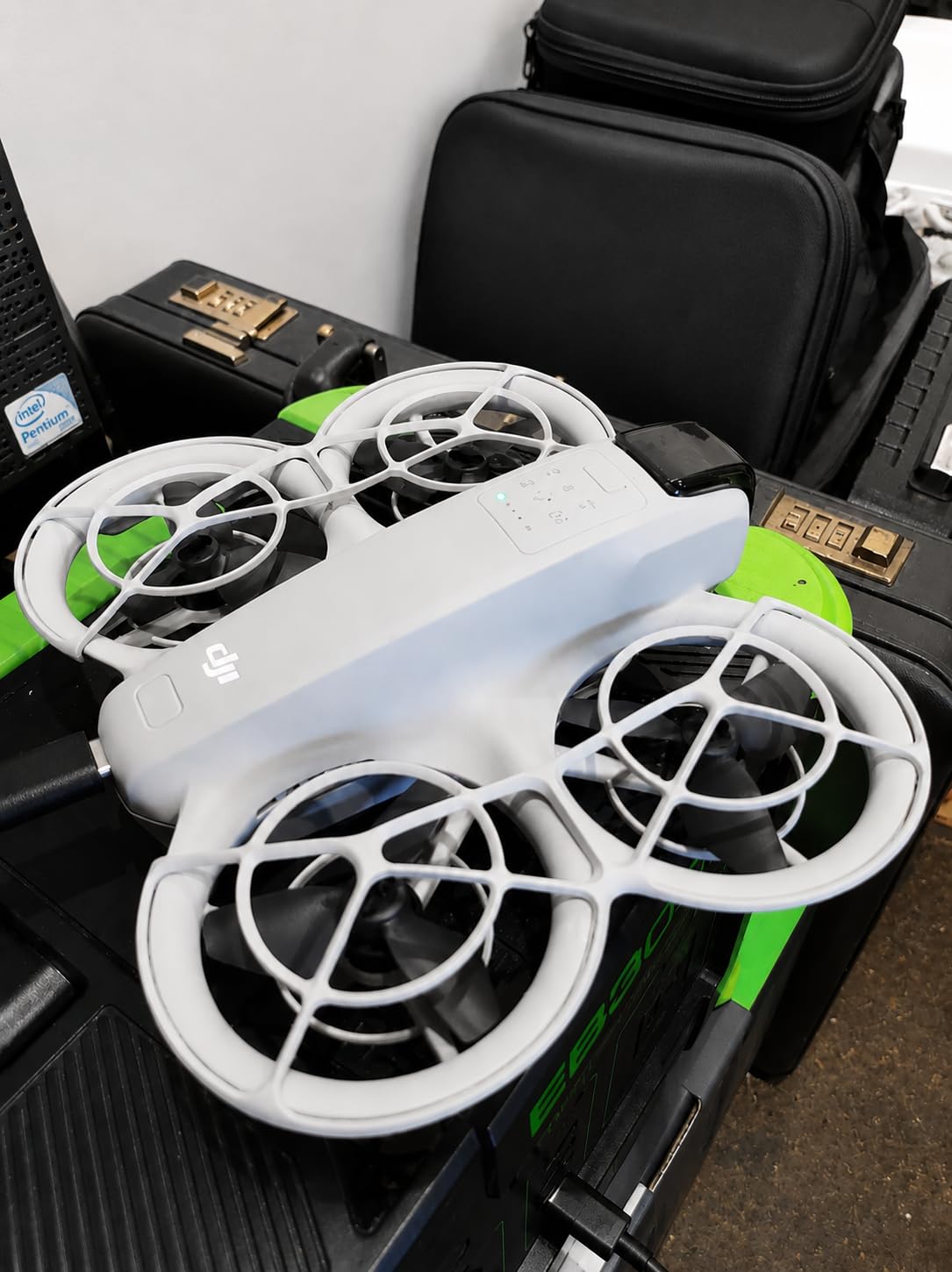 DJI Neo, Mini Drone with 4K UHD Camera for Adults, 135g Self Flying Drone that Follows You, Palm Takeoff, Subject Tracking, QuickShots, Stabilized Video, Built-In Propeller Guard (Controller-Free) customer photo 2
