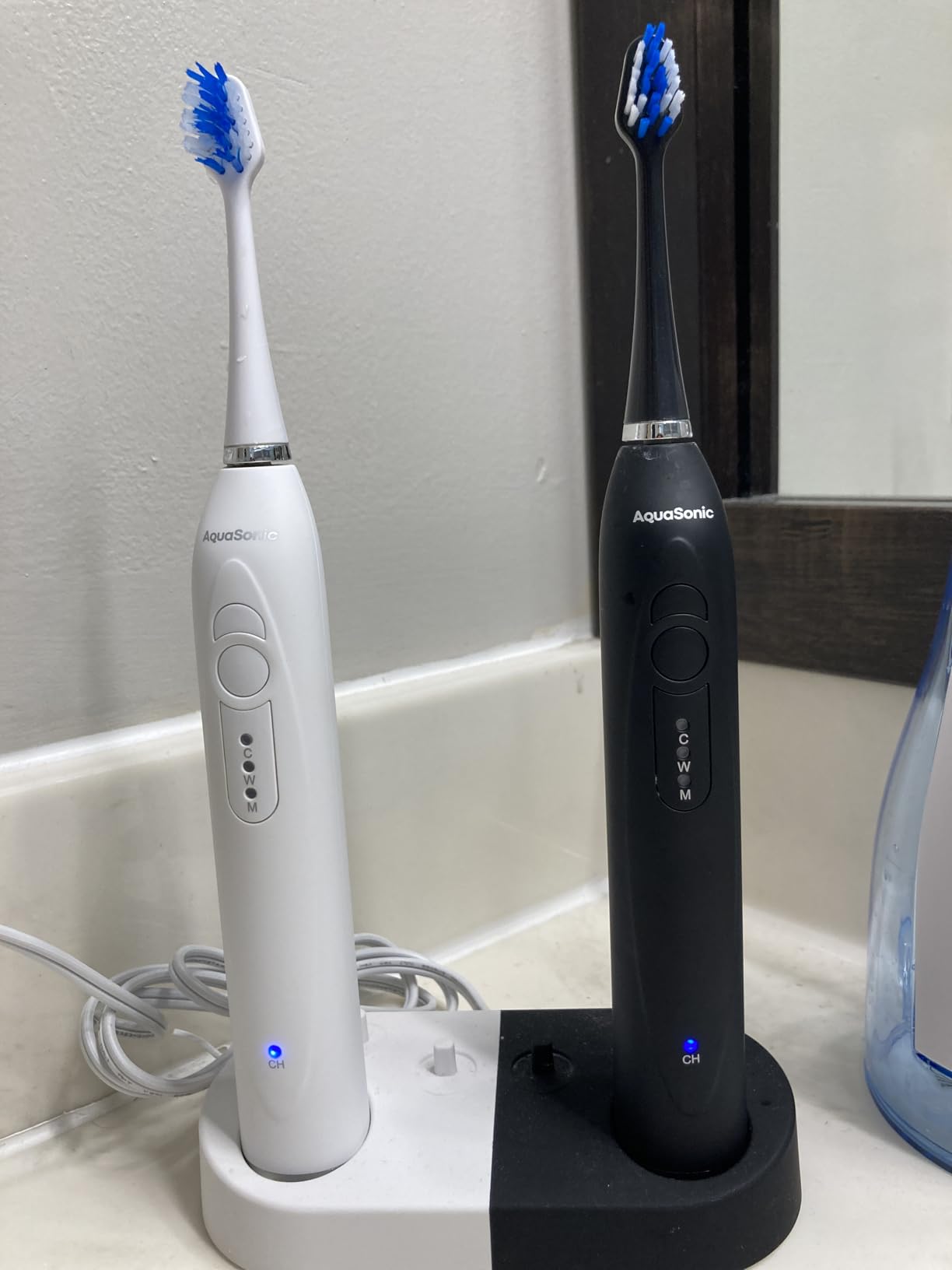 Aquasonic Duo - Dual Handle Ultra Whitening 40,000 VPM Wireless Charging Electric ToothBrushes - 3 Modes with Smart Timers - 10 Dupont Brush Heads & 2 Travel Cases Included customer photo 1