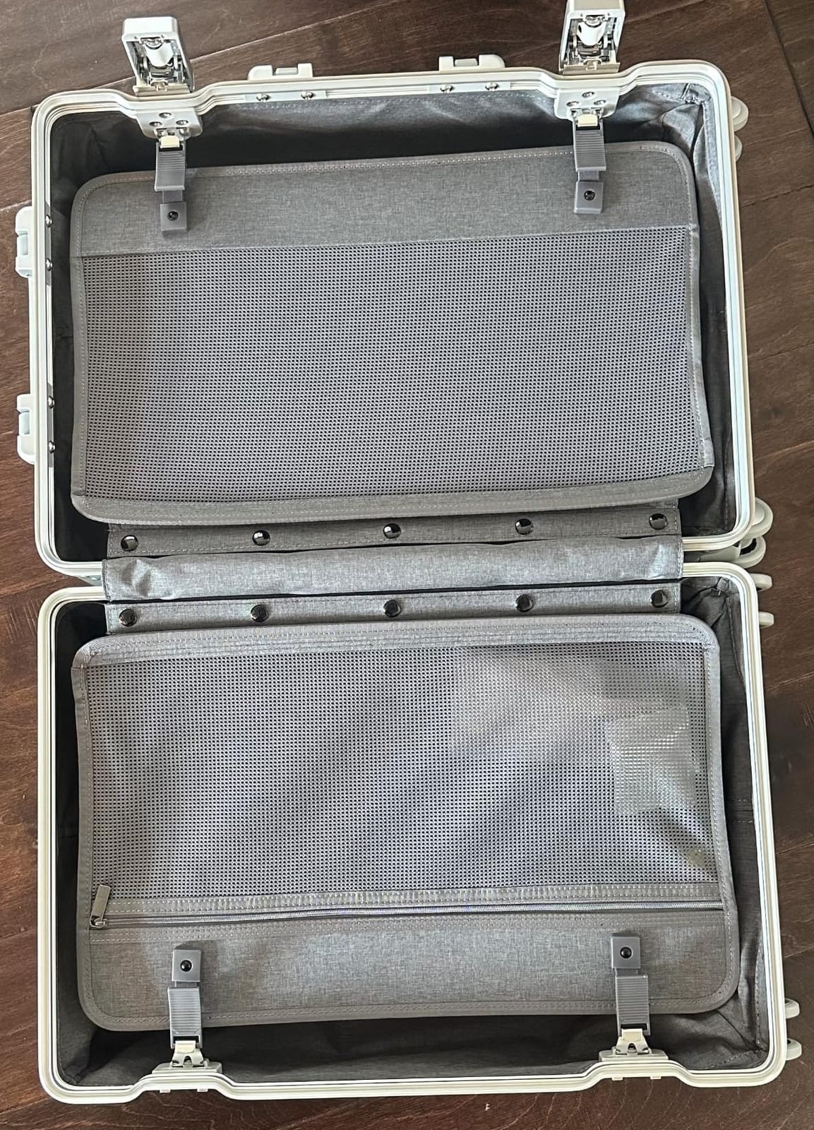 LEVEL8 Aluminum Zipperless Luggage 20 Inch, Carry on Suitcases with Wheels customer photo 1