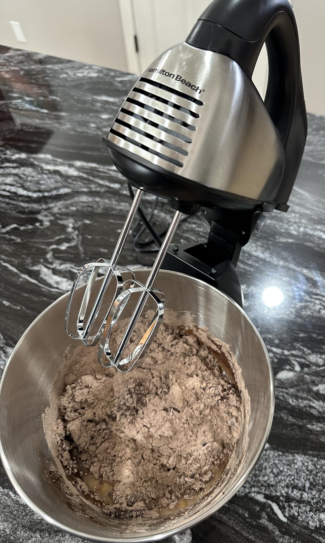 Hamilton Beach Classic Stand and Hand Mixer, 4 Quarts, 6 Speeds with QuickBurst, Bowl Rest, 290 Watts Peak Power, Black and Stainless | 2-in-1 Versatility | QuickBurst For Added Power | 290 Watts Peak Power | Built-In Bowl Rest | Black and Stainless Steel customer photo 1