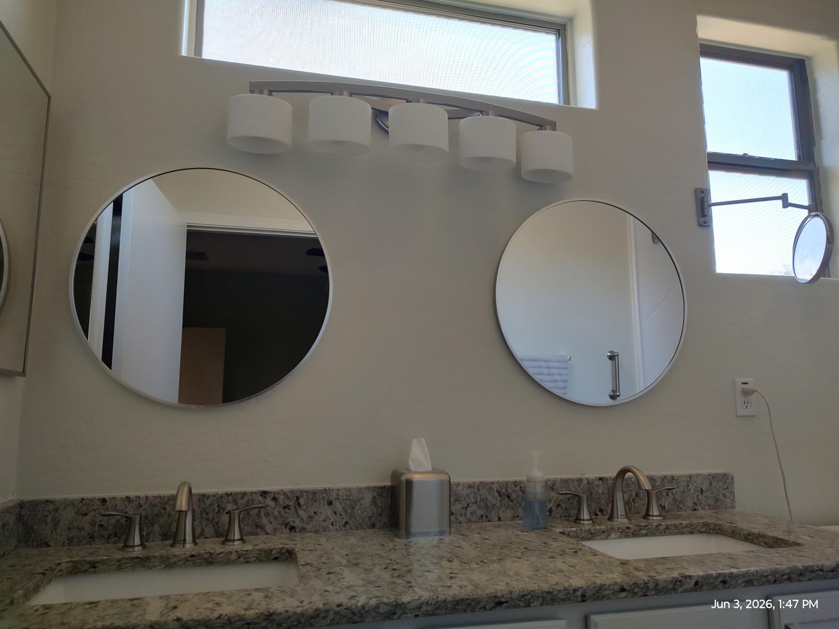 Oruii Round Mirror, 24 inch Black Circle Mirror, Matte Black Metal Frame customer photo 1