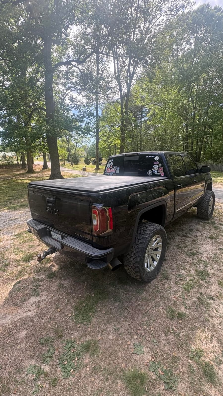 Amazon Basics Soft Roll-Up Truck Bed Tonneau Cover, 6.5 ft, Water-Resistant, Works with Bed Liners for 2014-2019 Chevy Silverado, GMC Sierra 1500, 2015-2018 Silverado Sierra 2500 3500 HD, Fleetside customer photo 2