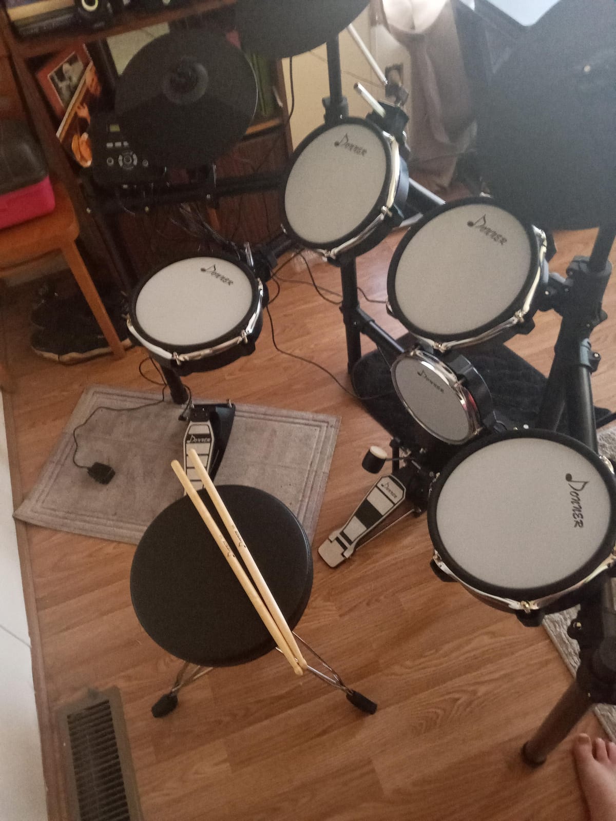 Donner DED-200 Electric Drum Sets with Quiet Mesh Drum Pads, 2 Cymbals w/Choke, 31 Kits and 450+ Sounds, Throne, Headphones, Sticks, USB MIDI, Melodics Lessons (5 Pads, 3 Cymbals) customer photo 2