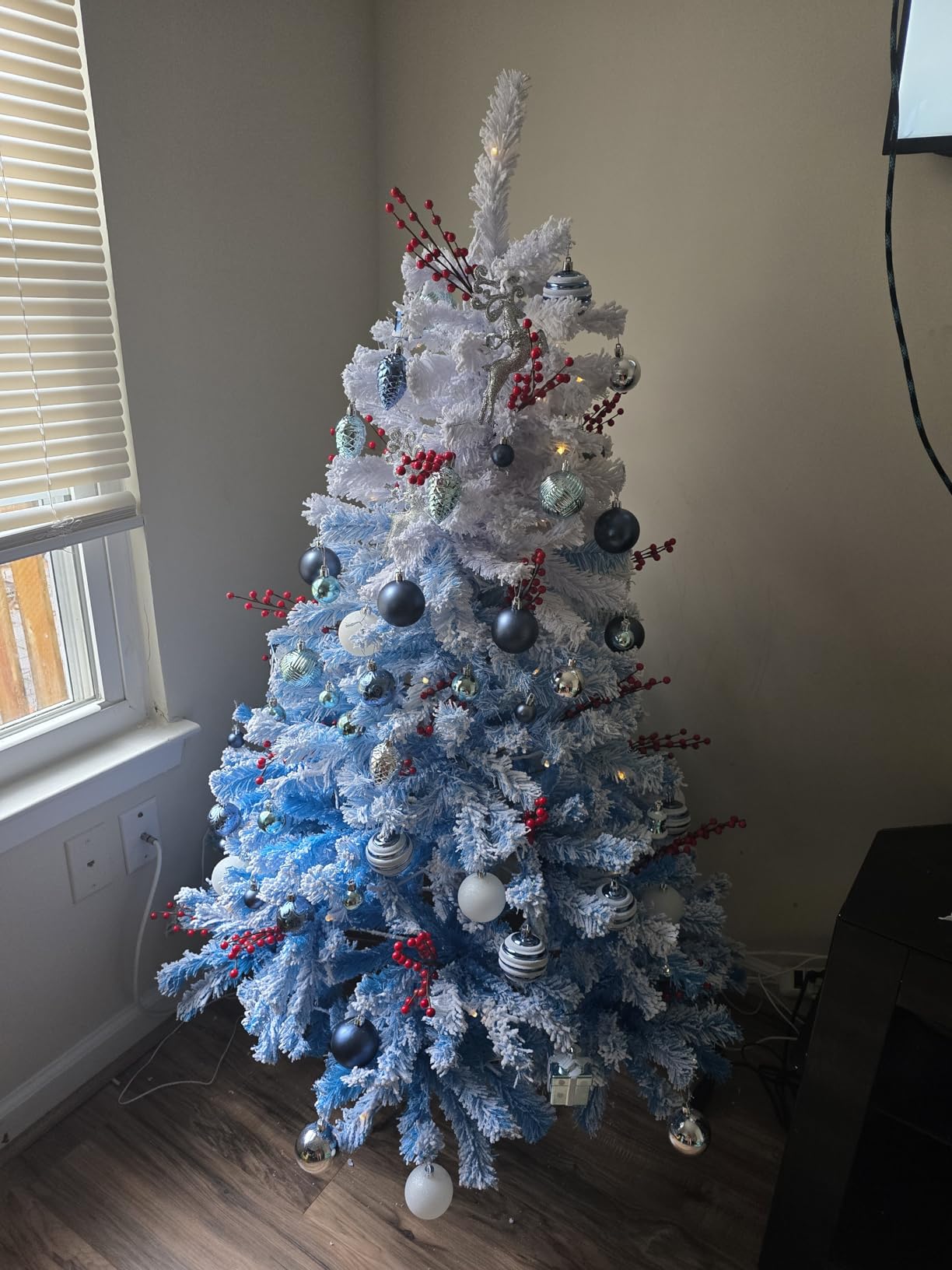 Goplus 7.5ft Pre-Lit Snow Flocked Christmas Tree with 450 Lights customer photo 1
