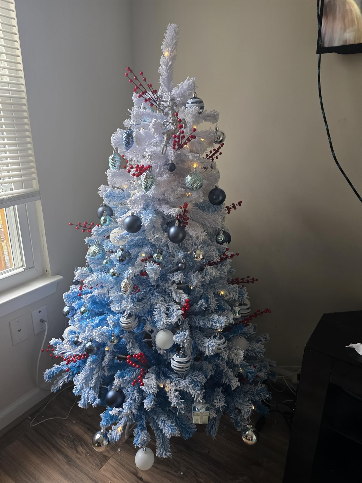 Goplus 7.5ft Pre-Lit Snow Flocked Christmas Tree with 450 Lights customer photo 2