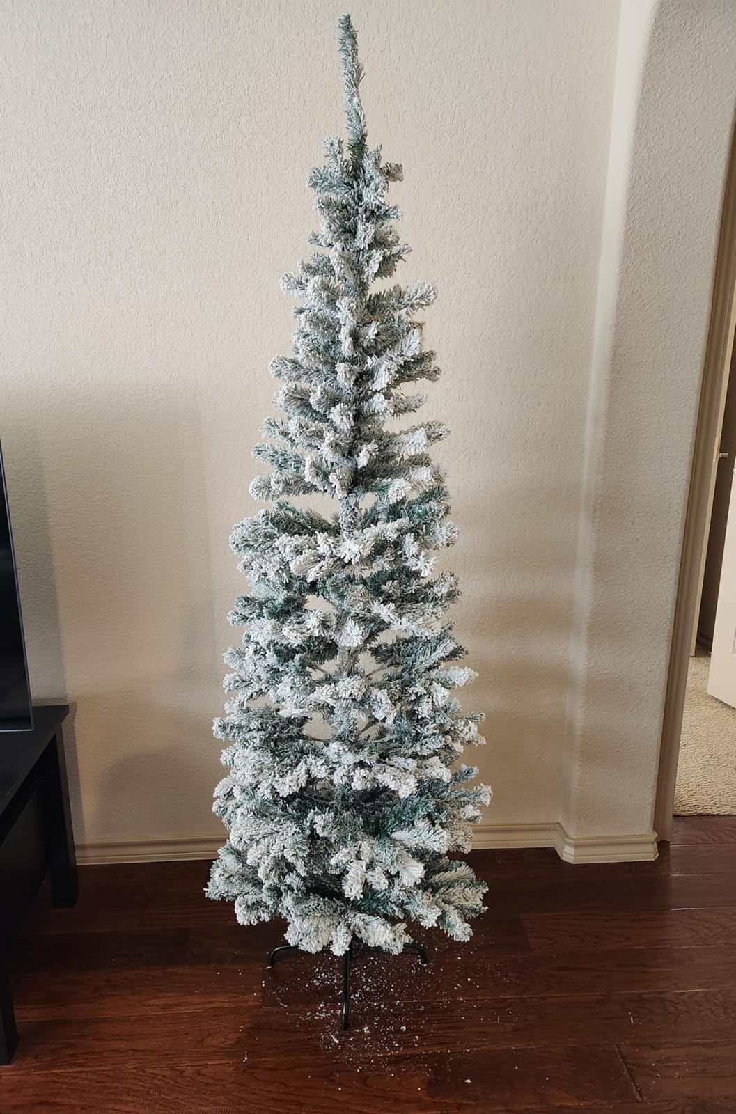 Goplus 6ft Snow Flocked Pencil Christmas Tree with 500 Branch Tips, White customer photo 1