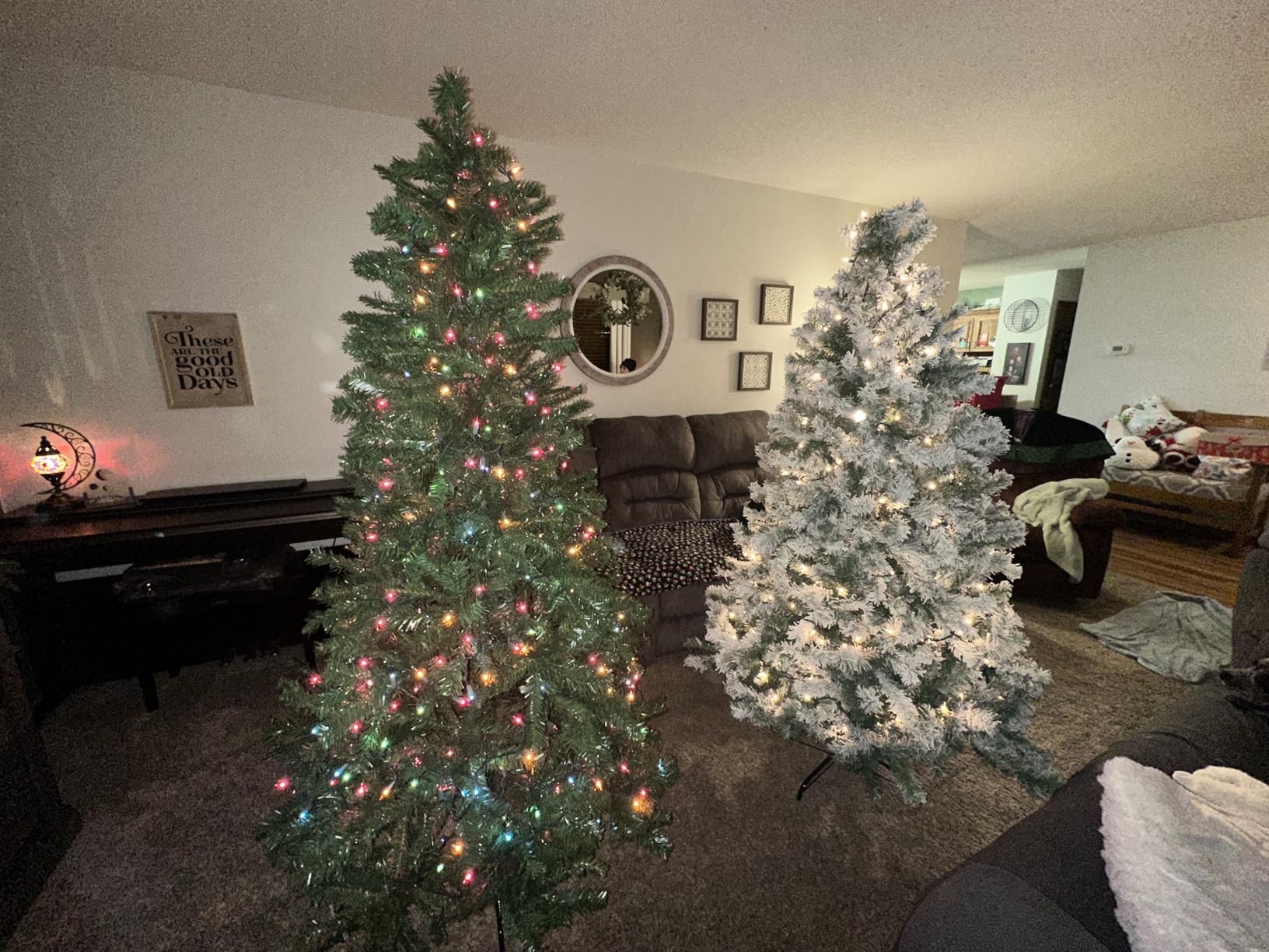Yaheetech 7.5ft Premium Snow Flocked Hinged Artificial Christmas Tree customer photo 2