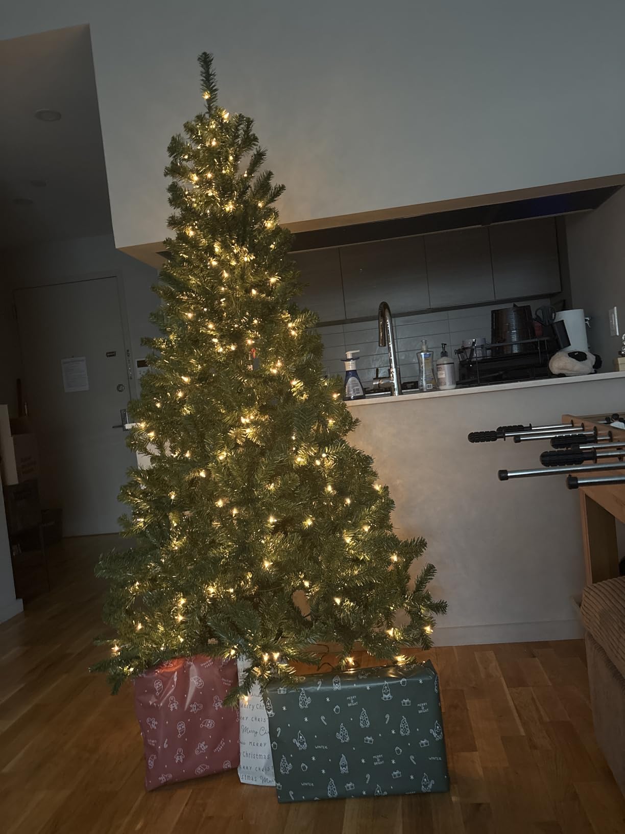 Yaheetech 6ft Pre-lit Christmas Tree with 300 Warm White Lights, Green customer photo 1