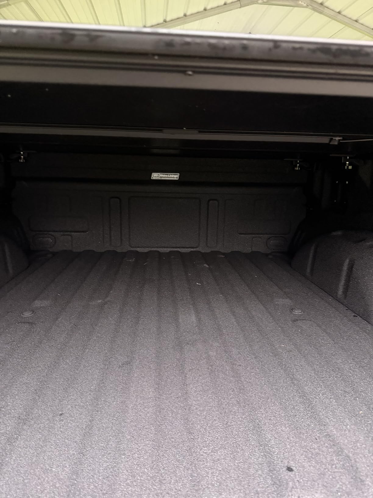 Gator EFX Hard Tri-Fold Truck Bed Tonneau Cover - Heavy-Duty Truck Bed Protection - Durable Aluminum Panels - Hard Folding Tonneau Cover - 2021-2026 Ford F-150 (incl. Raptor/Lightning) - 5'7