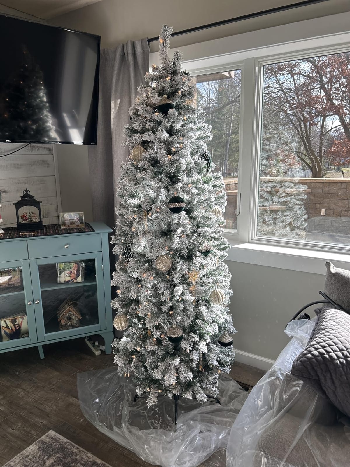 Yaheetech 7.5ft Pre-lit Pencil Artificial Christmas Tree, Green customer photo 1