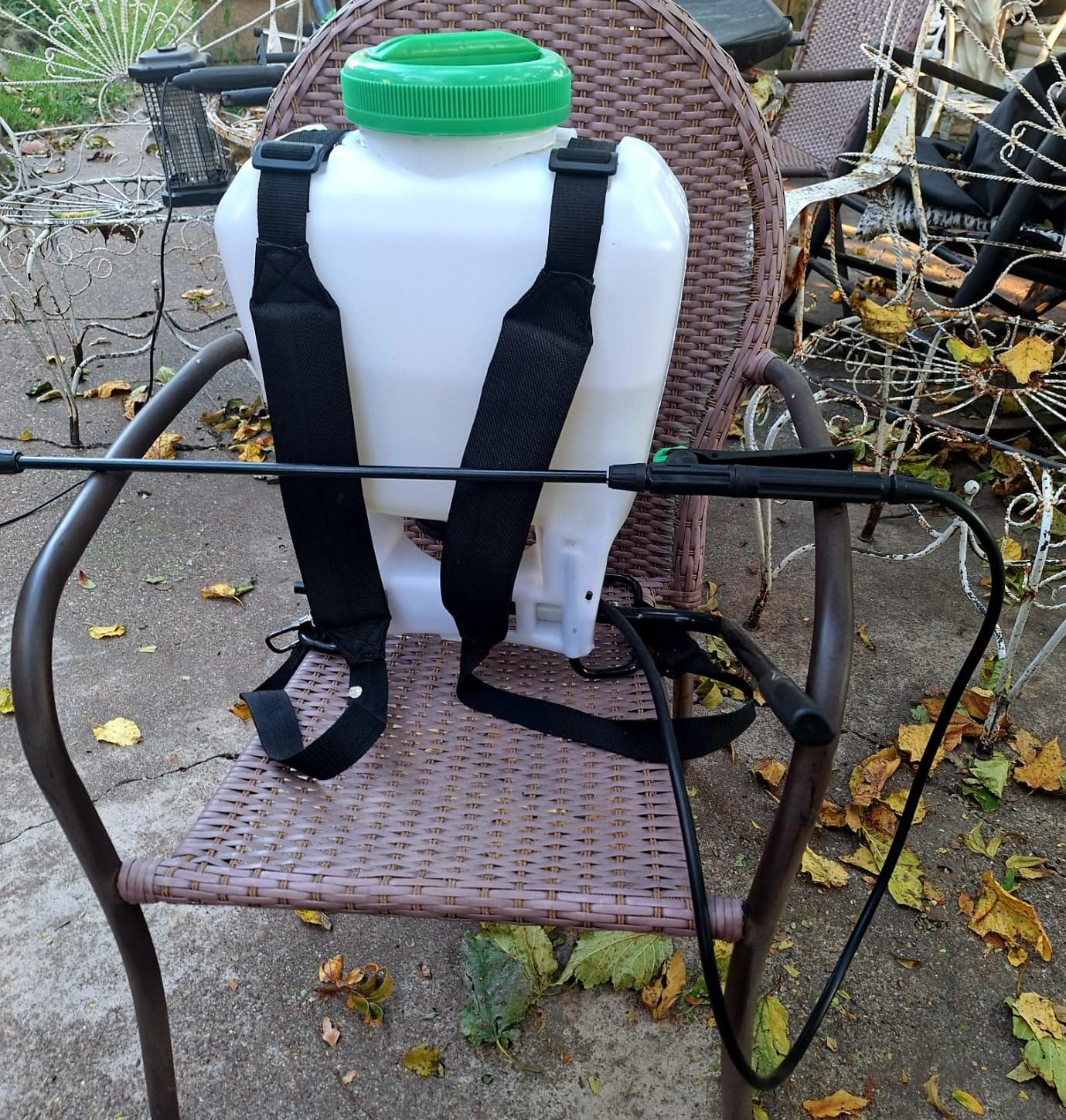 REALWORK 4-Gallon Backpack Sprayer with Padded Shoulder Strap for Pests & Weeds, Watering Garden, and Spraying Plants, in Translucent White customer photo 1
