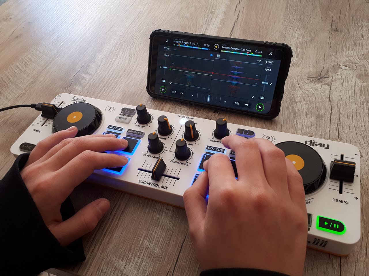 Hercules DJControl Mix – Bluetooth Wireless DJ Controller for Smartphones (iOS and Android) – dJay app – 2 Decks, White | Ultra-compact wireless Bluetooth DJ controller for smartphones with touch jog wheels, 4 performance pads, and djay app customer photo 1