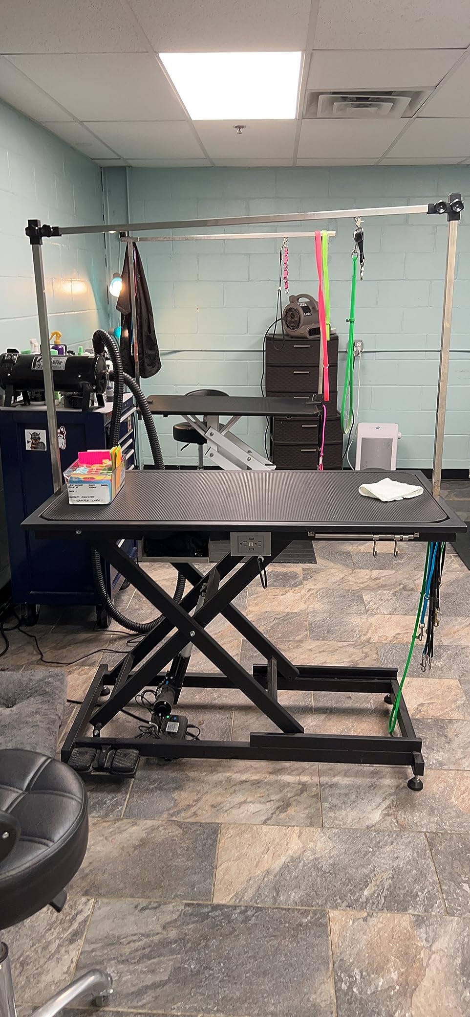 SoarFlash 49.6” Electric Lift Pet Dog Grooming Table,Heavy Duty Electric Grooming Table for Dogs&Cats,Heavy Duty Height Adjustable with Overhead Arm, Clamps, Two Grooming Noose customer photo 2