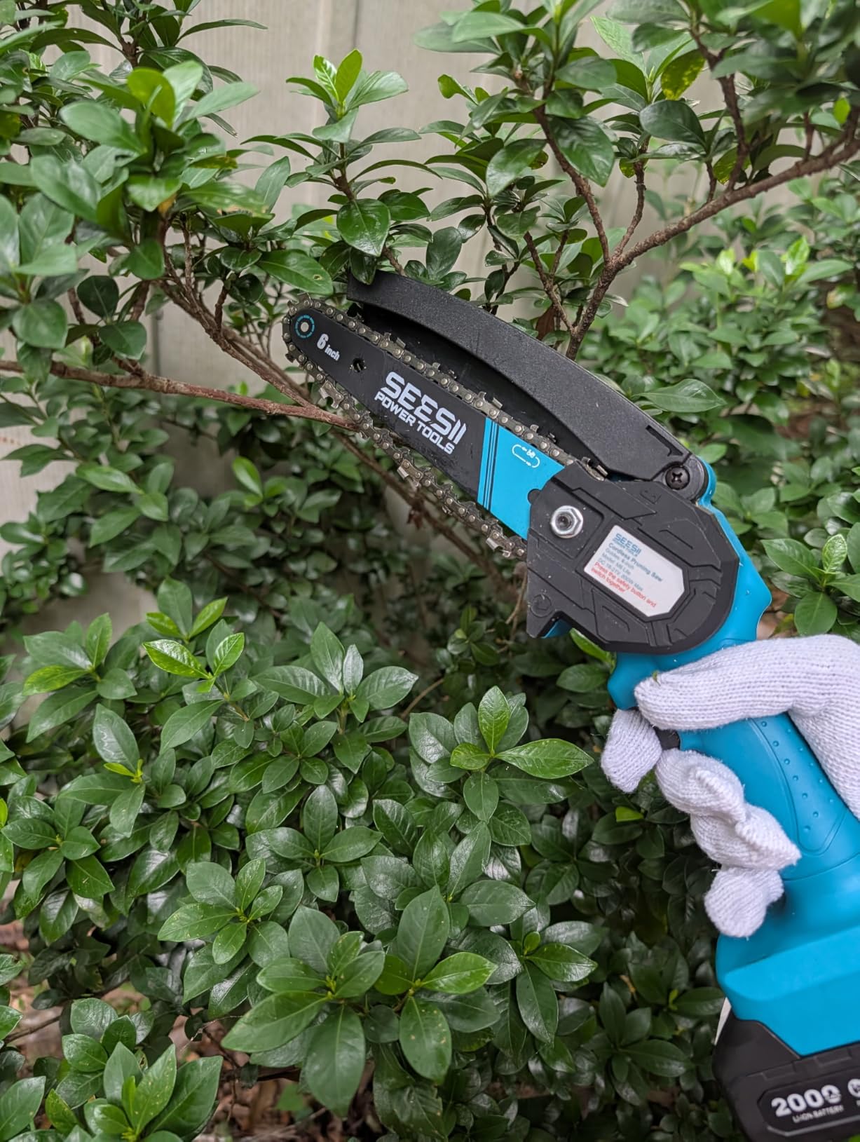 Seesii Mini Chainsaw, 6-inch Mini Chainsaw Cordless, Handheld Electric Power Chain Saw with 2 Batteries, for Tree Trimming Wood Cutting, Best Gifts for Father, Dad, Husband, Men customer photo 2