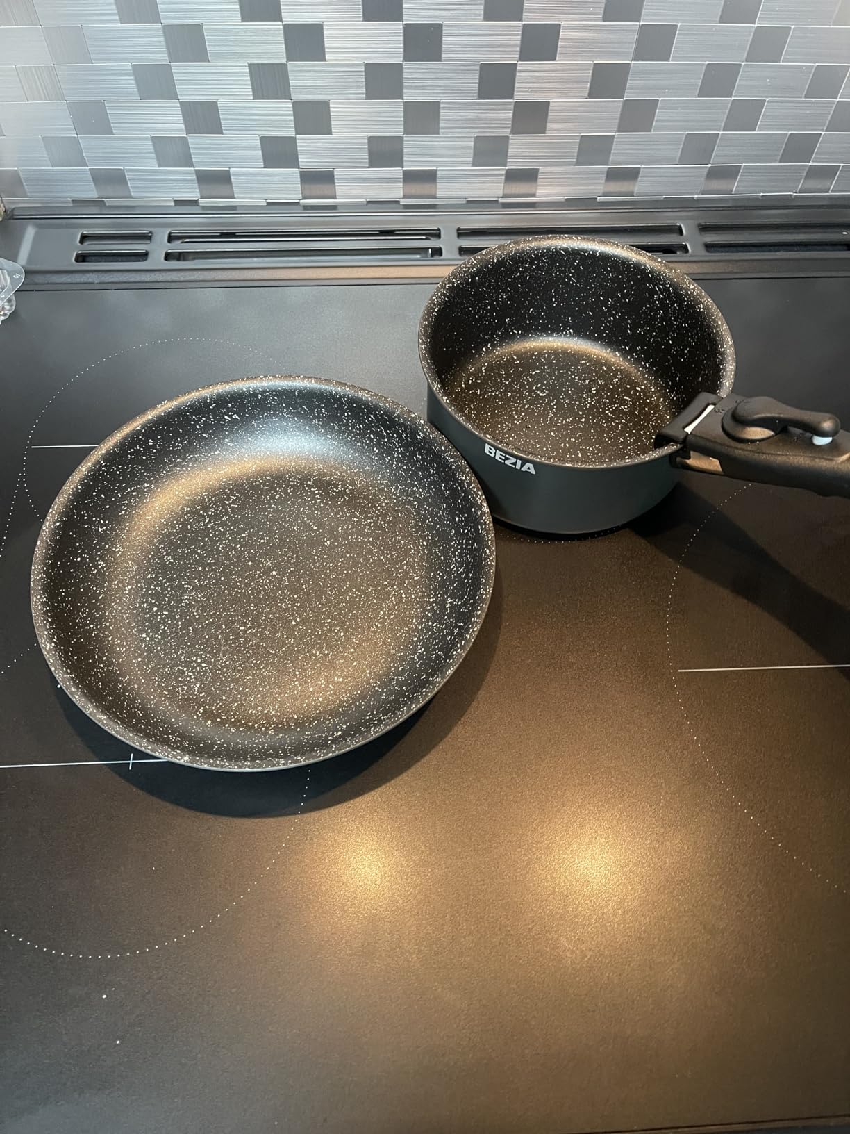 BEZIA Induction Cookware Set 10 Pieces, Nonstick Pots and Pans Set with Removable Handles, for All Hobs, Stackable Design, Dishwasher/Oven Safe, PFAS Free customer photo 1