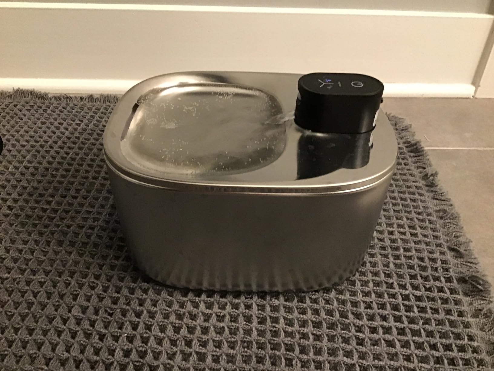 FEELNEEDY Wireless Cat Water Fountain Battery Operated, 4L/135 fl oz Pet Water Fountain for Cats and Dogs with Motion Sensor, Ultra Quiet Cat Drinking Fountain with 2 Filters (Black YPD-C004P) customer photo 1