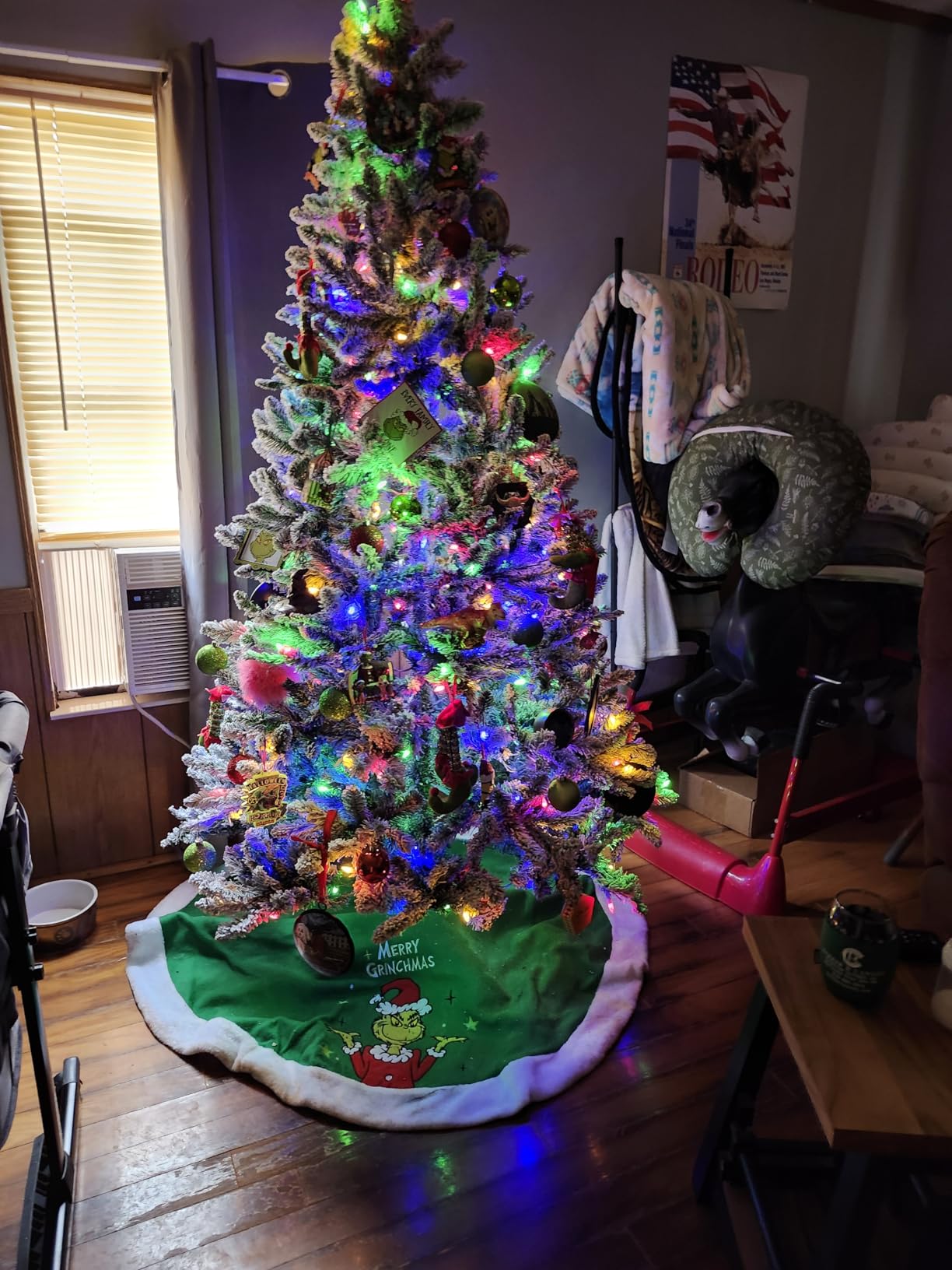 Hykolity 7.5 ft Prelit Christmas Tree with 1,446 Snow Flocked Branches customer photo 1