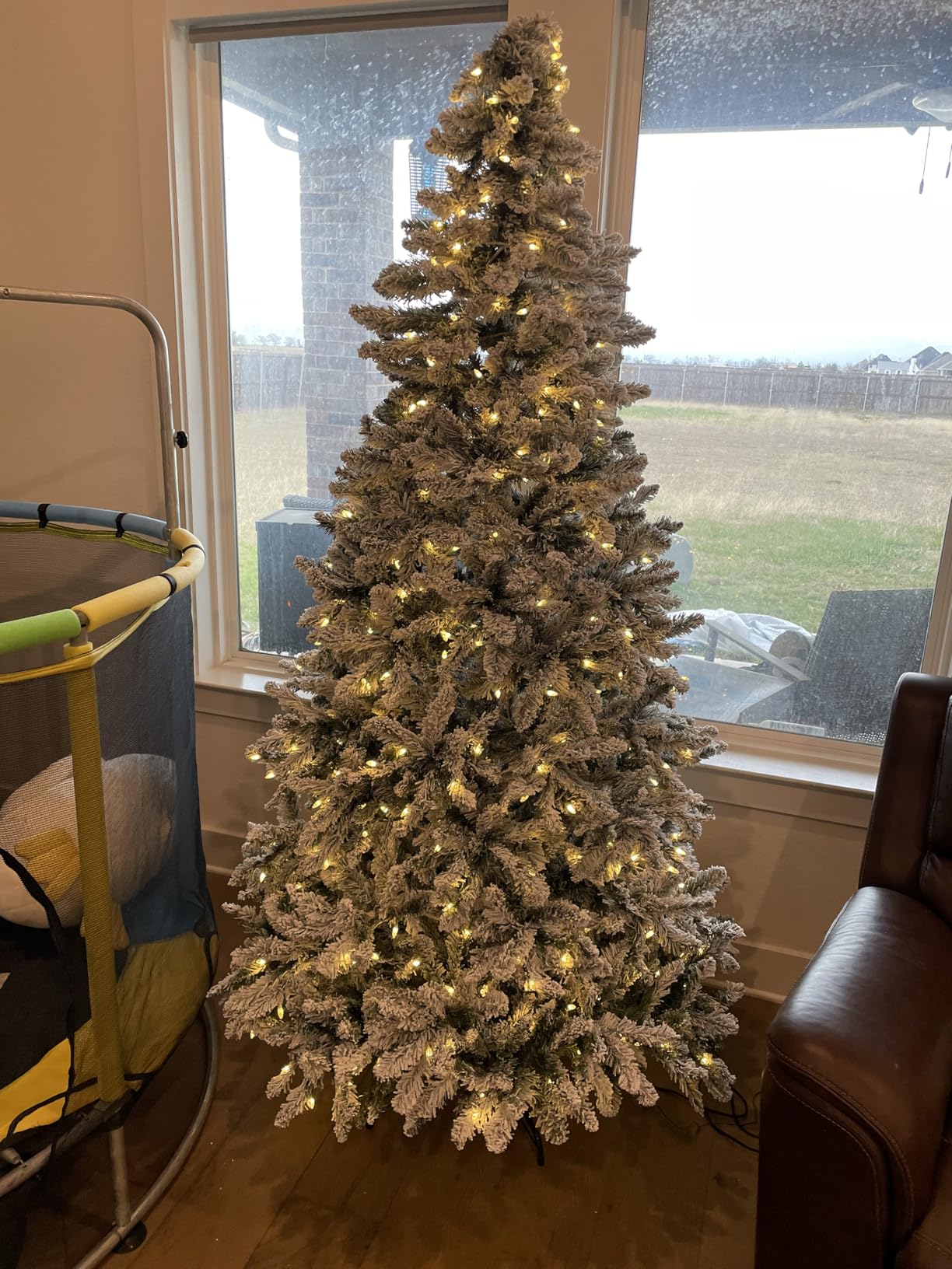 Hykolity 7.5 ft Prelit Christmas Tree with 1,446 Snow Flocked Branches customer photo 2