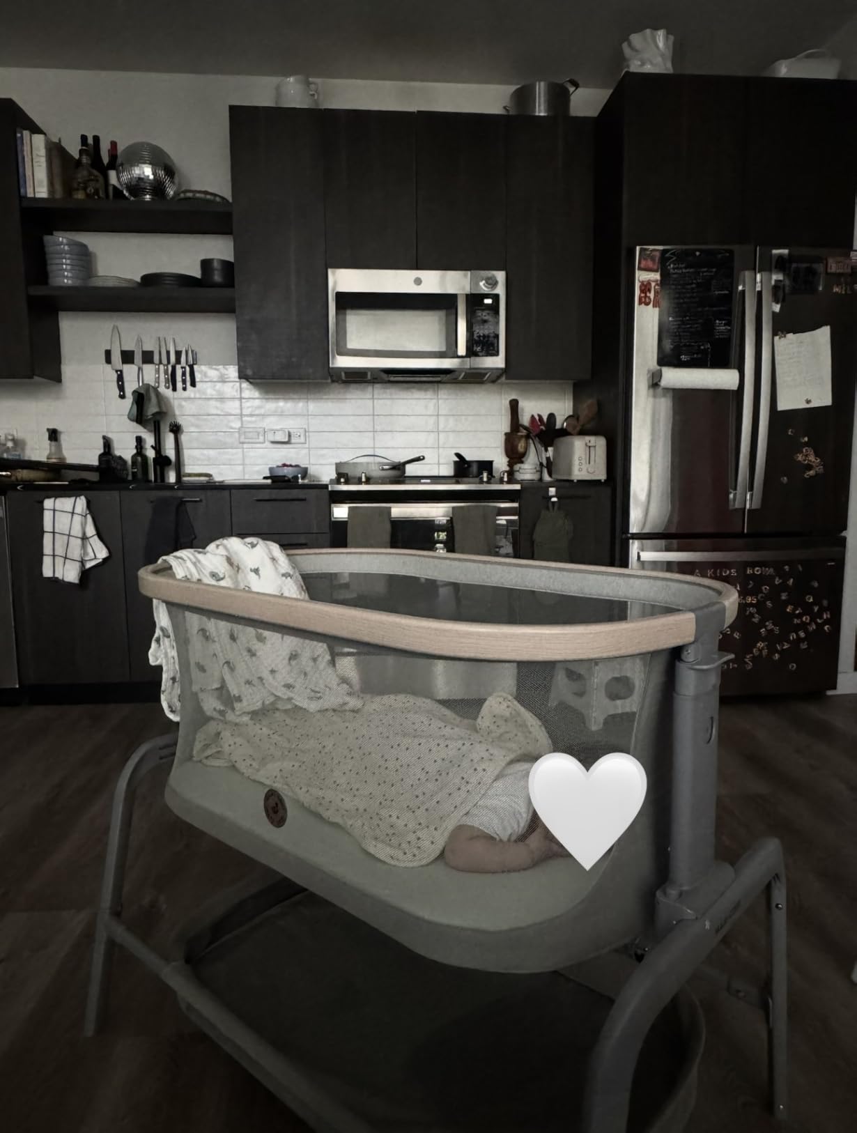 Maxi-Cosi Iora Baby Bassinets Bedside Sleeper, Portable Bassinet, Infant Bedside Sleeper Crib, Height Adjustable, Breathable Mesh, Large Storage Basket, Classic Oat customer photo 1