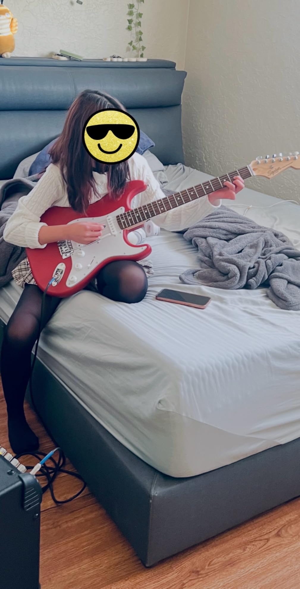 Fender Squier Debut Series Stratocaster Electric Guitar, Beginner Guitar, with 2-Year Warranty, Includes Free Lessons, 2-Color Sunburst with Matte Finish customer photo 2