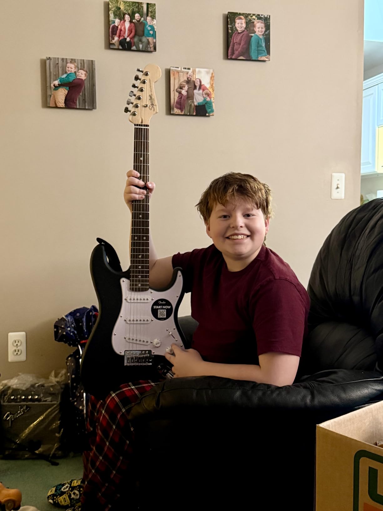Fender Squier Debut Series Stratocaster Electric Guitar Kit, Beginner Guitar Kit, with 2-Year Warranty, with Padded Gig Bag, Frontman 10G Amp, Strap, and More, Includes Free Lessons, Black customer photo 1