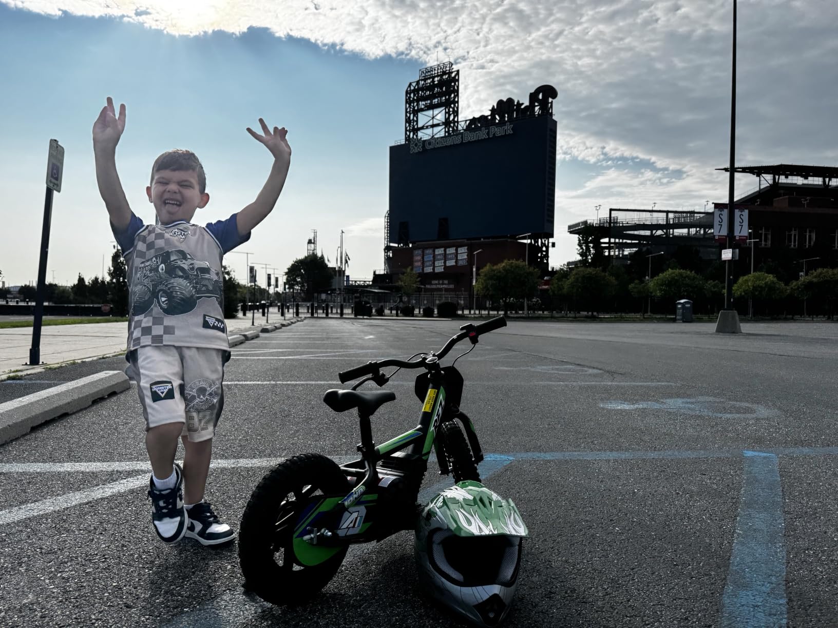 Lightweight Electric Dirt Bike for Kids, 170/340W Electric Motorcycle Up to 10/12MPH, 24V Detachable Battery, Hand-Operated Dual Brakes Electric Balance Bike for Ages 3-6/5-12 customer photo 1