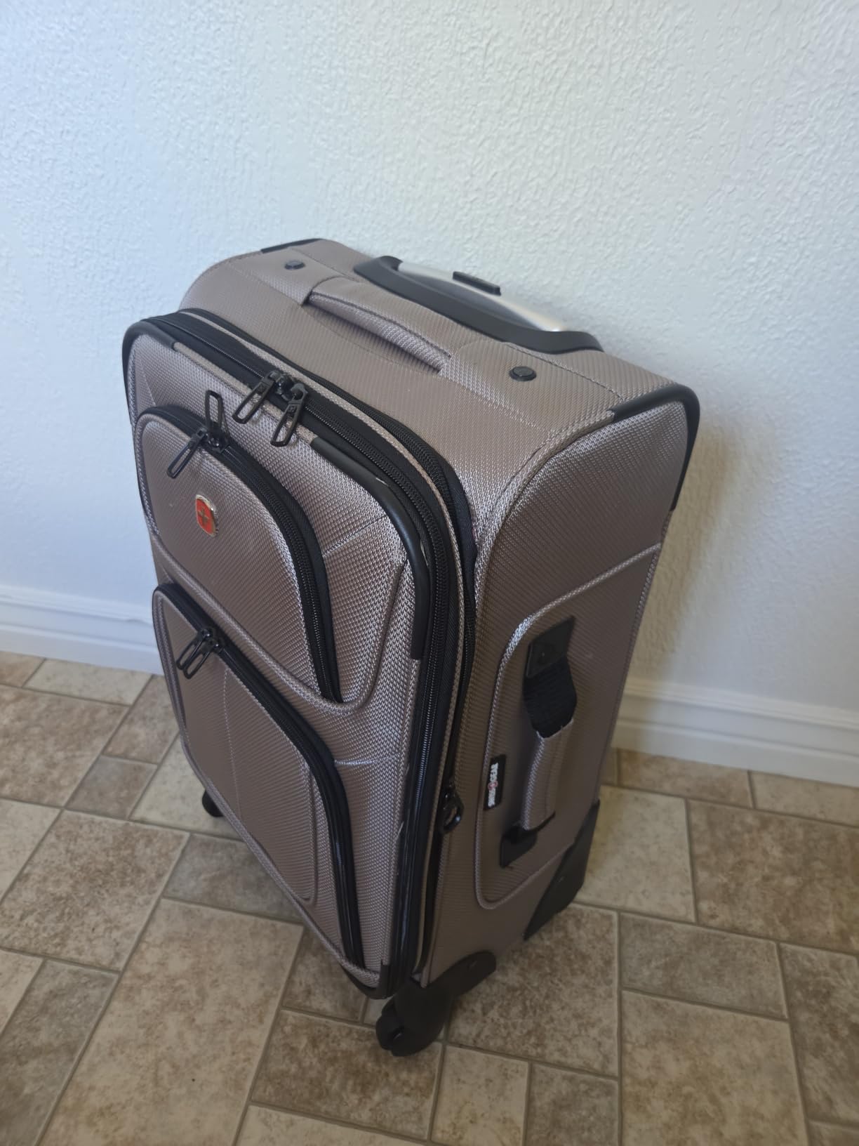 SwissGear Sion Softside Expandable Spinner Luggage Durable Lightweight Travel Suitcase, Evergreen, Carry-On customer photo 1